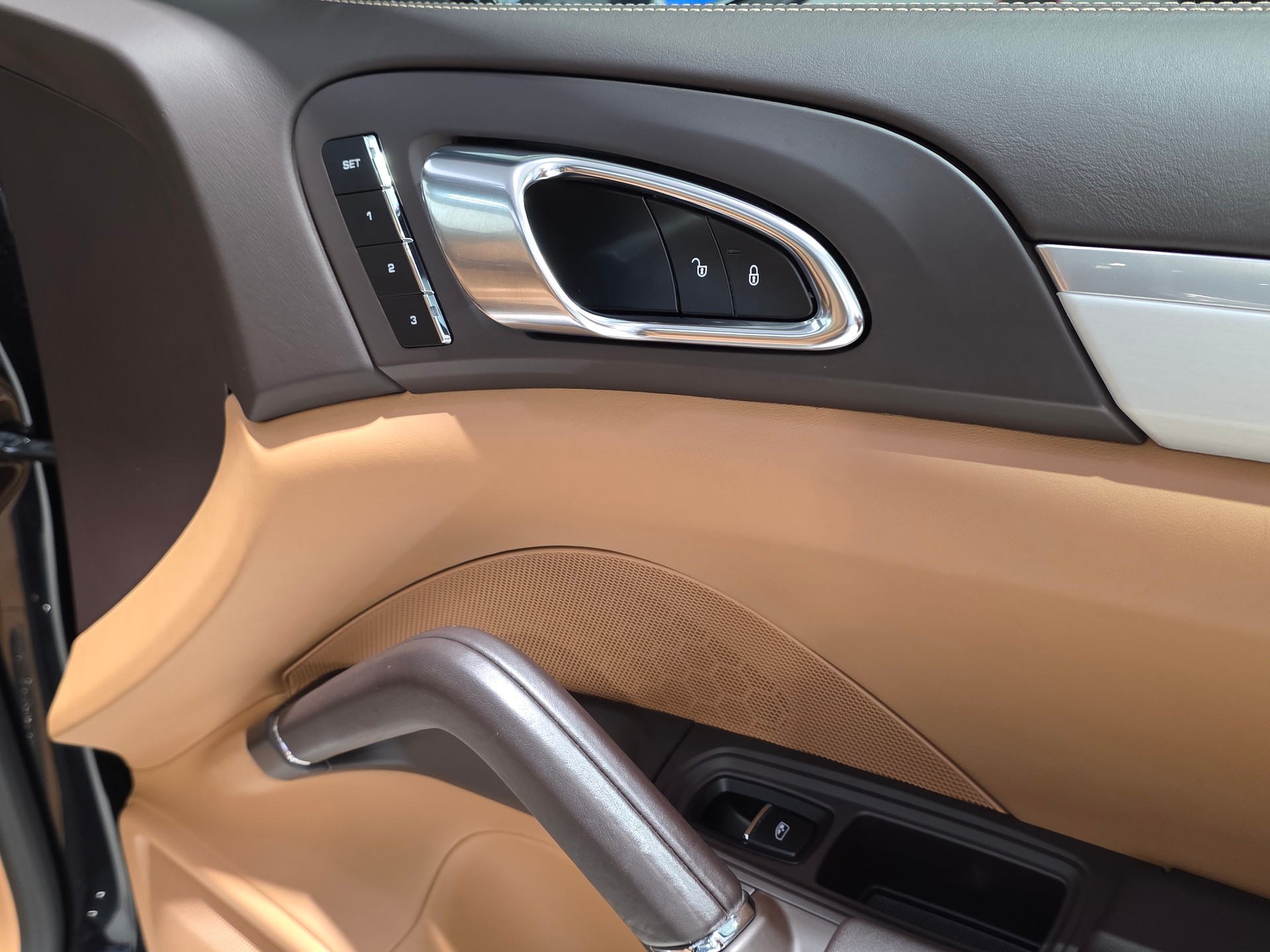 PORSCHE Cayenne Turbo-image-21