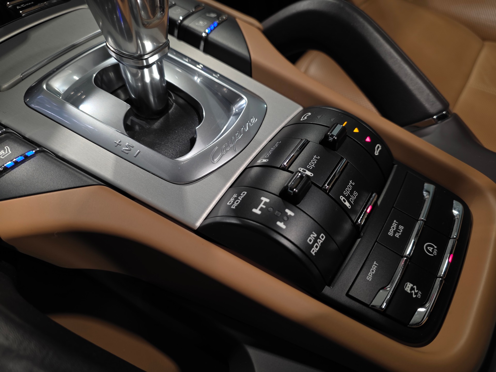 PORSCHE Cayenne Turbo-image-14