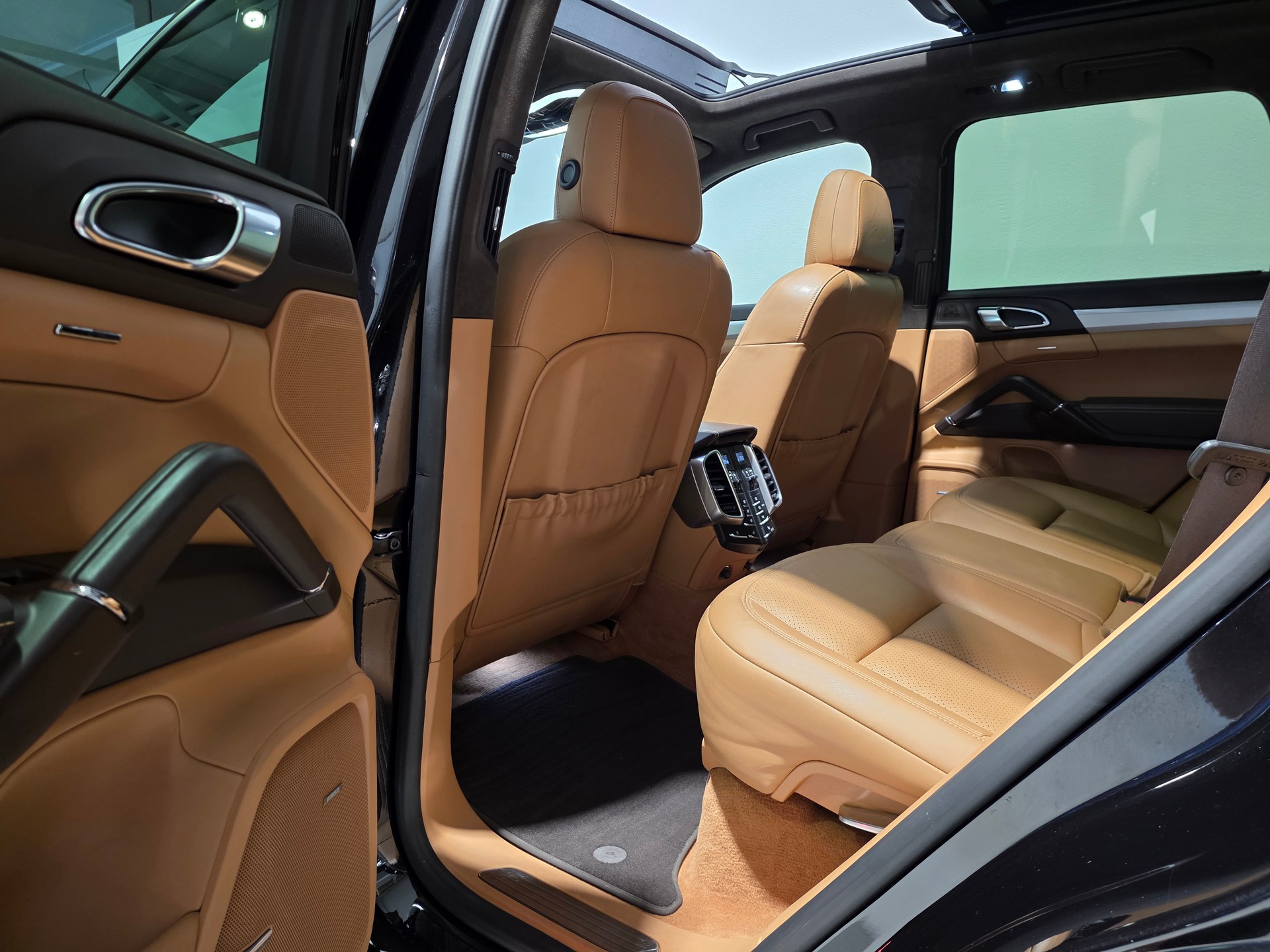 PORSCHE Cayenne Turbo-image-19