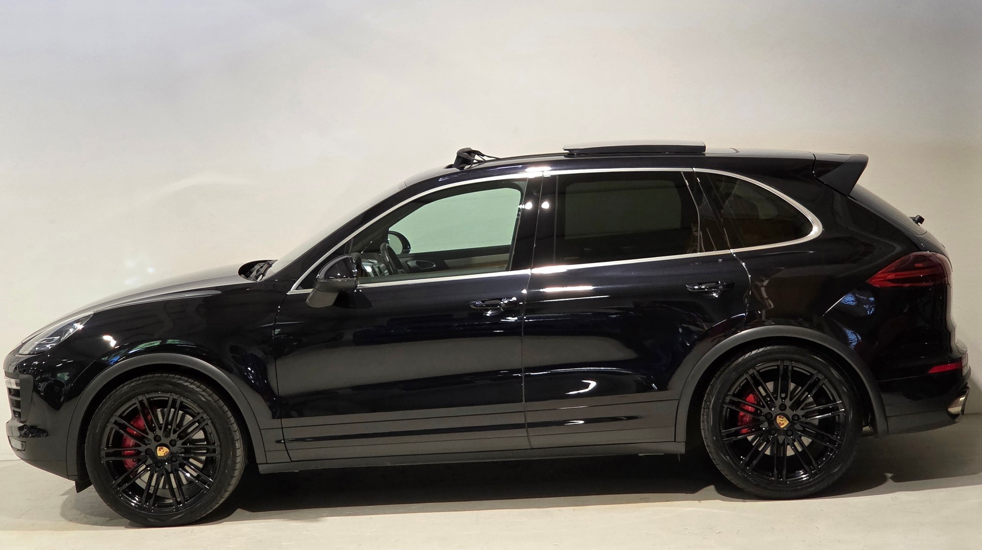 PORSCHE Cayenne Turbo-showroom-element-1