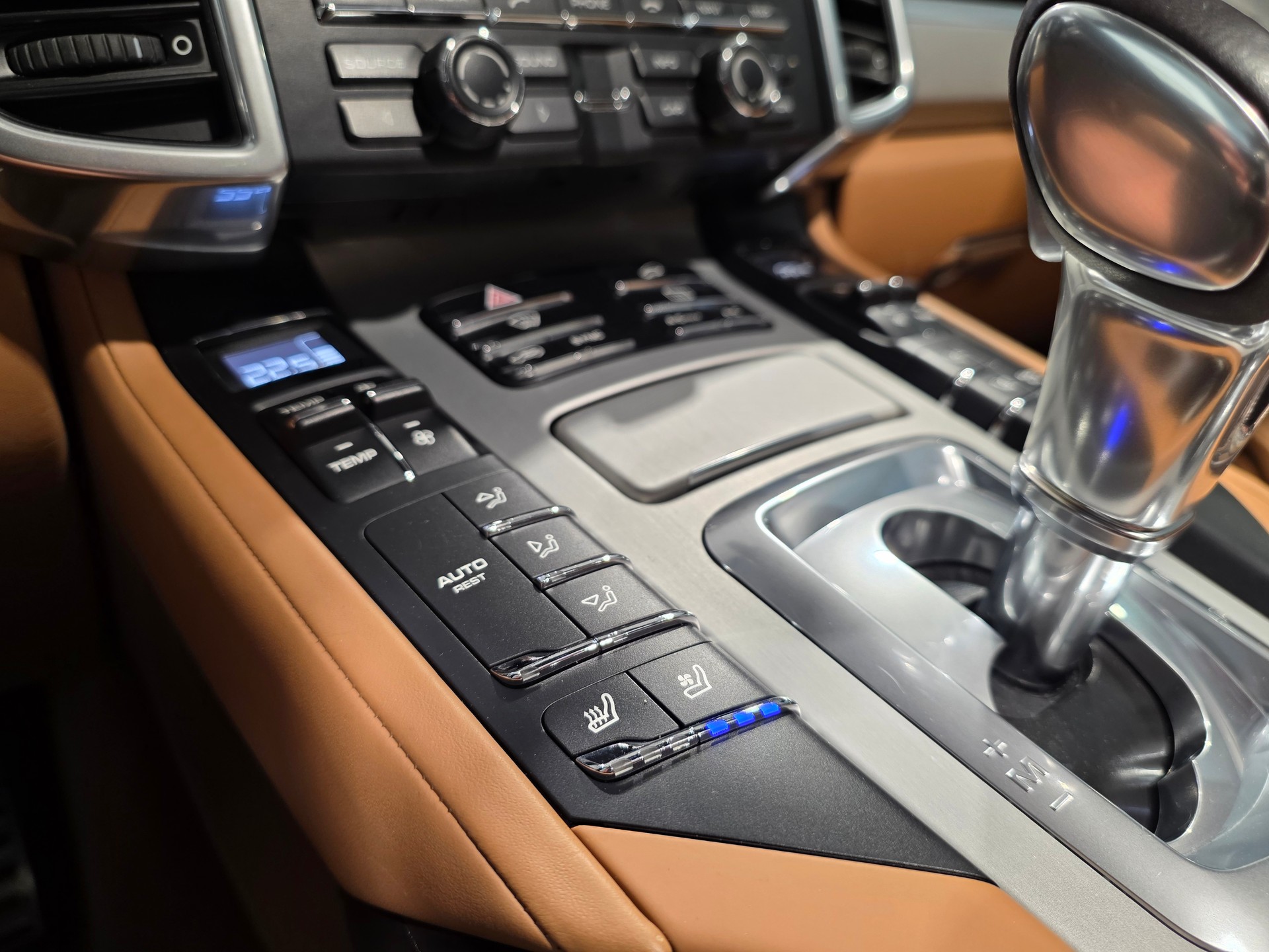 PORSCHE Cayenne Turbo-image-13