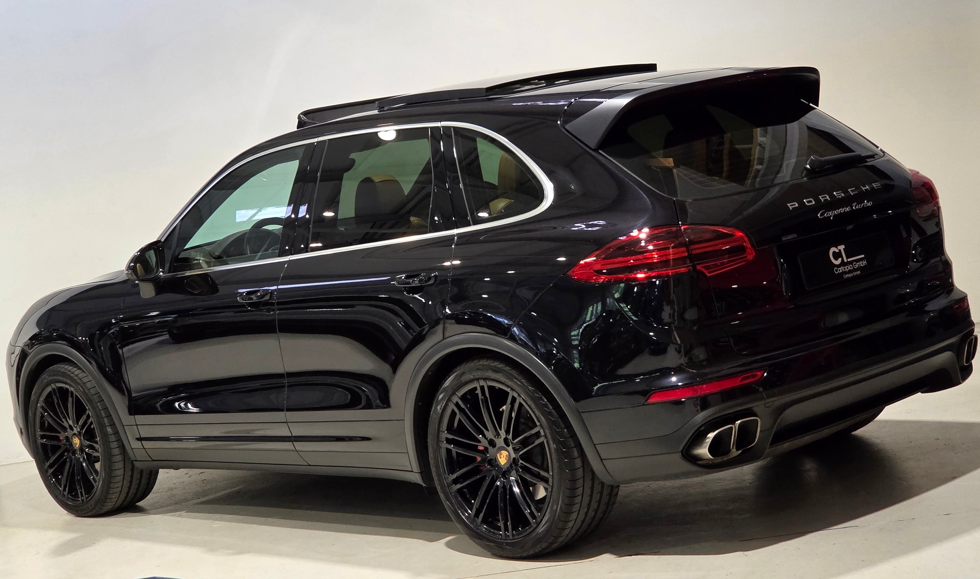 PORSCHE Cayenne Turbo-showroom-element-2