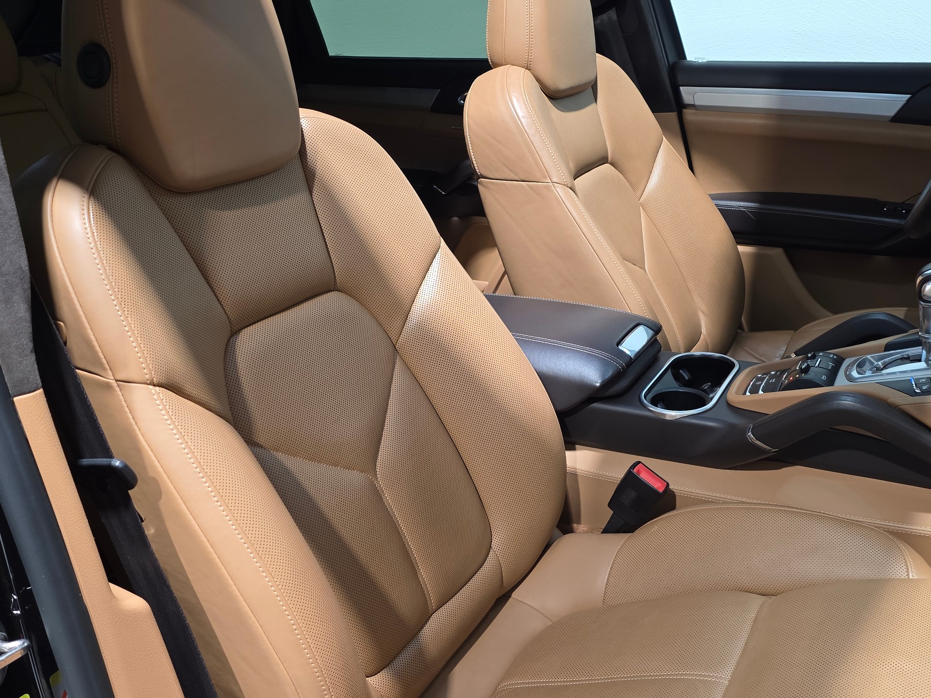 PORSCHE Cayenne Turbo-image-22