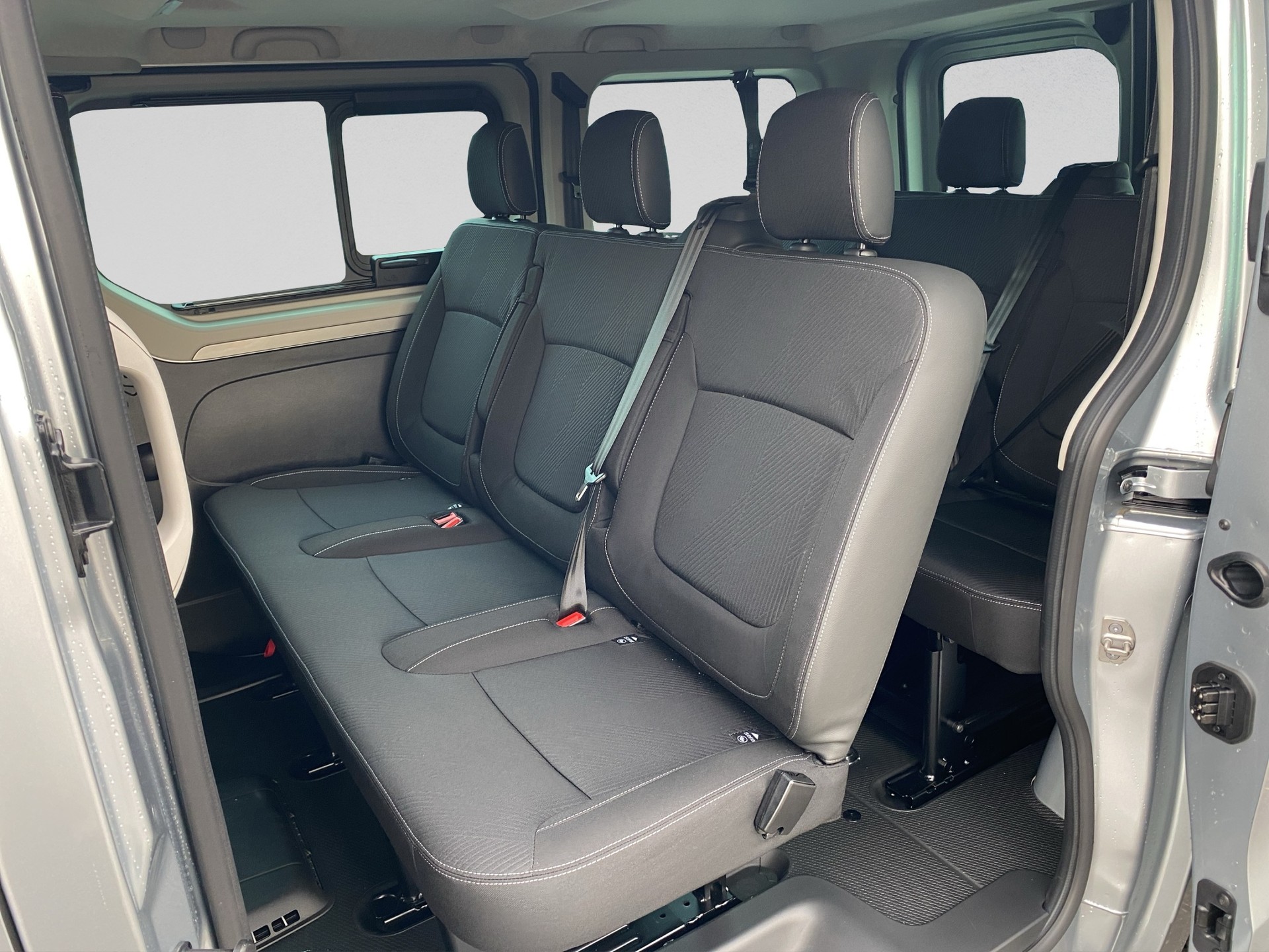 RENAULT Trafic Blue dCi 150 Passenger Techno-image-11