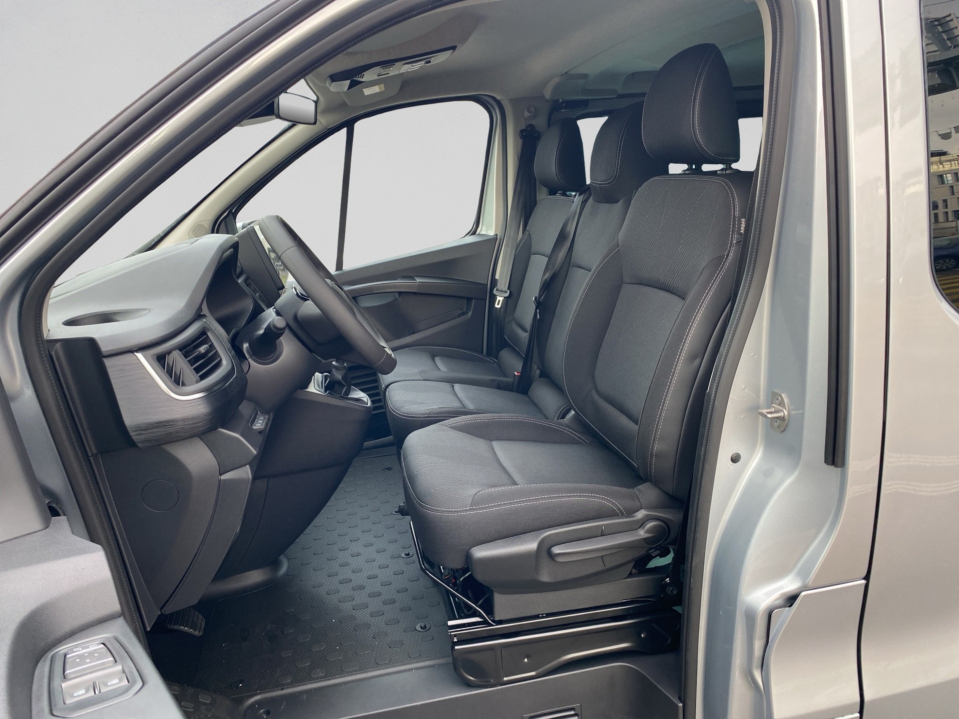 RENAULT Trafic Blue dCi 150 Passenger Techno-image-8