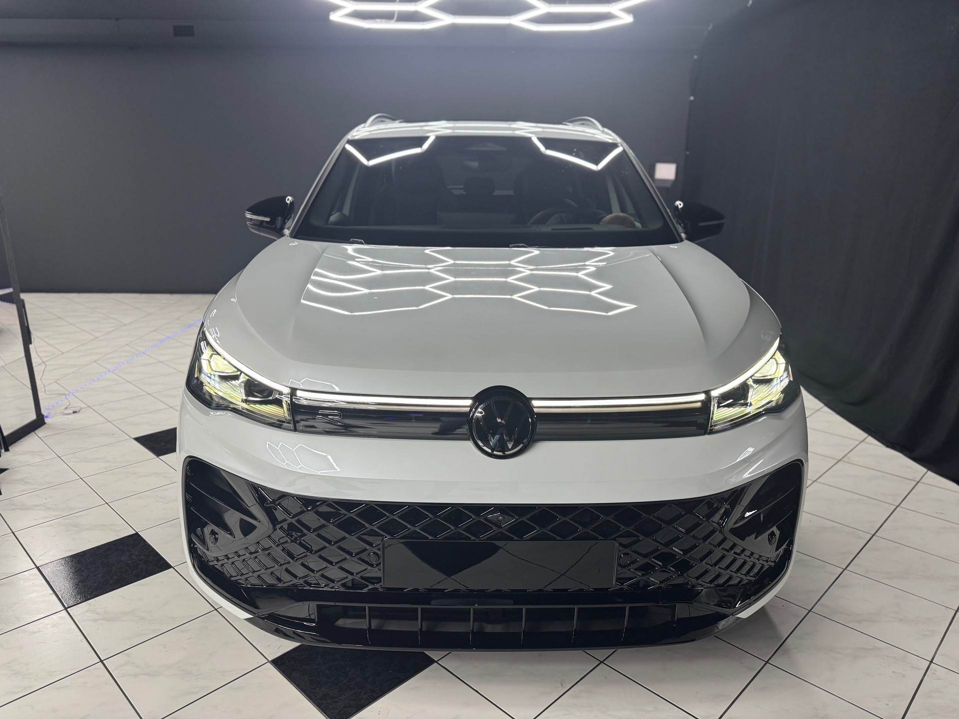VW Tiguan 2.0TSI DSG R-Li 4M-showroom-element-2