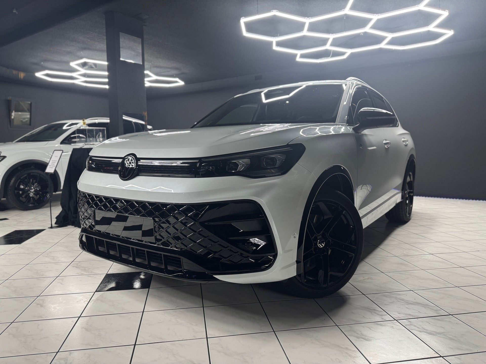 VW Tiguan 2.0TSI DSG R-Li 4M-showroom-element-1