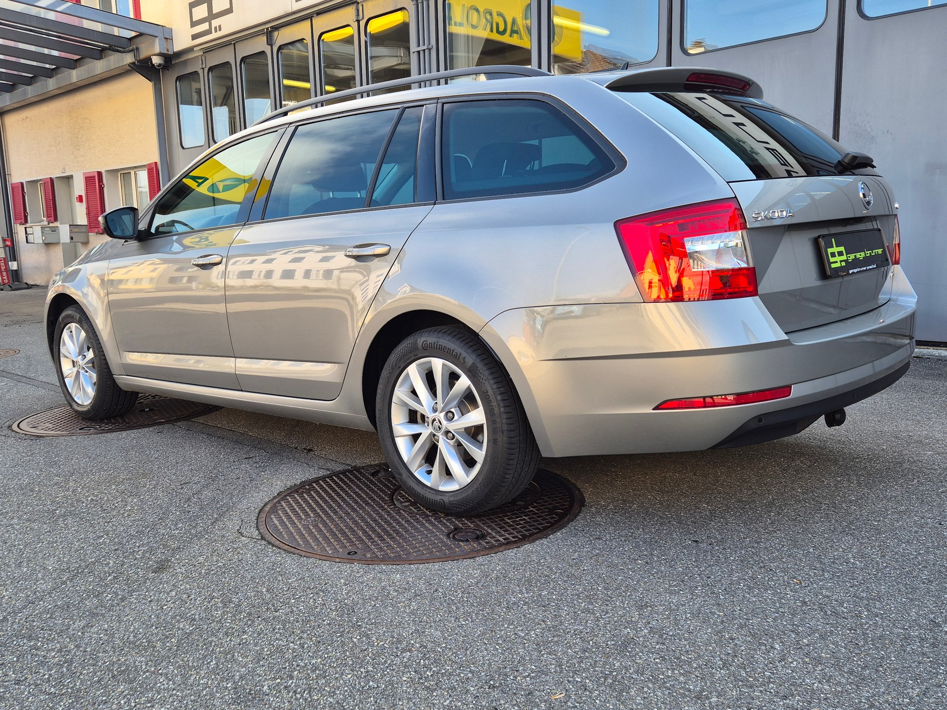 SKODA Octavia Combi 1.4 TSI G-tec Style CNG DSG-image-2