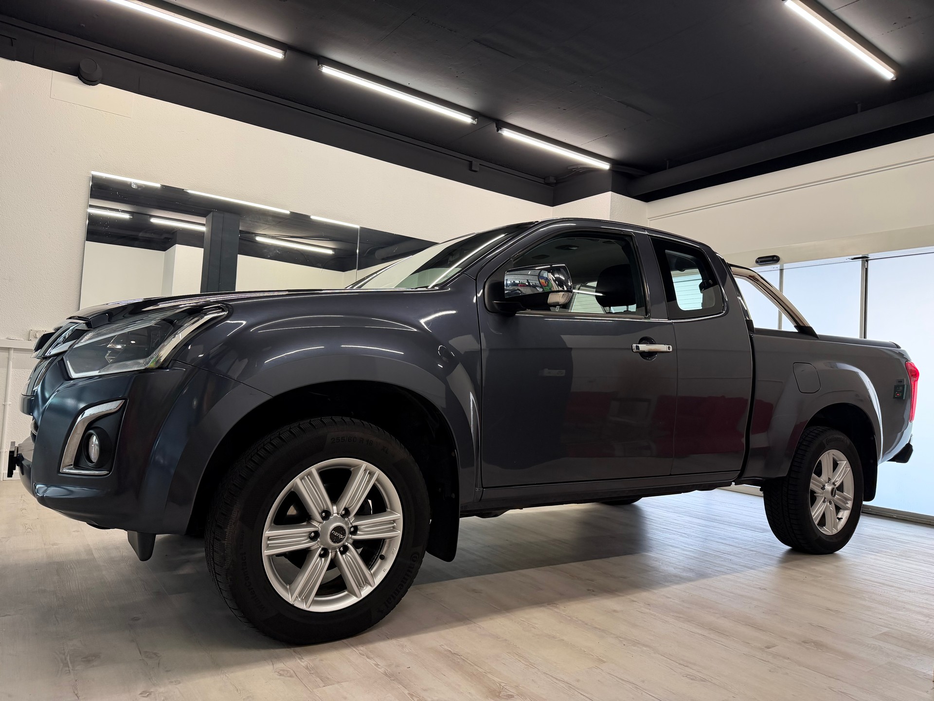 ISUZU D-MAX 1.9 SpaceCab Solar Plus 4x4 A-showroom-element-2