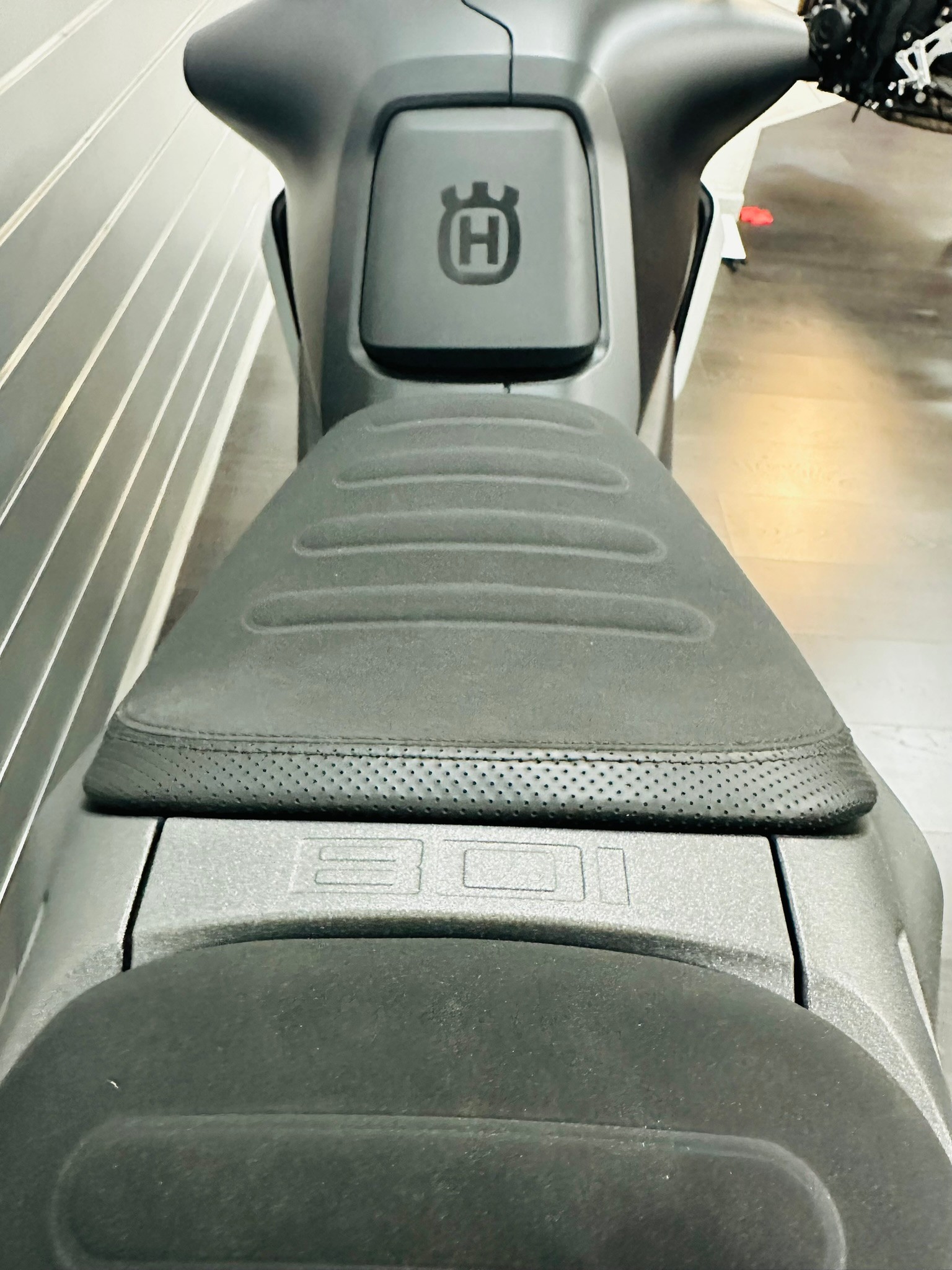 HUSQVARNA SVARTPILEN 801-image-6