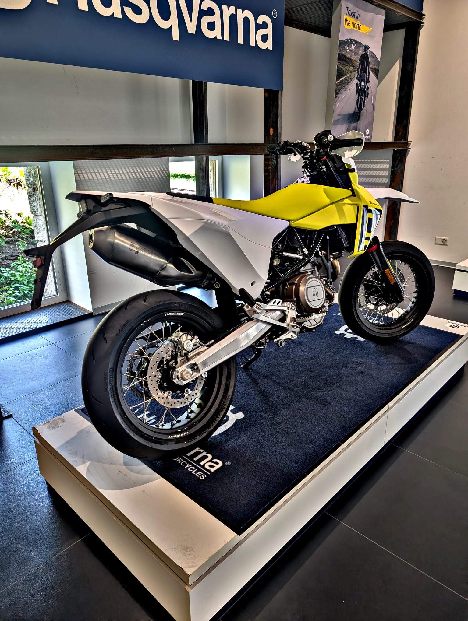 HUSQVARNA 701 Supermoto-image-2