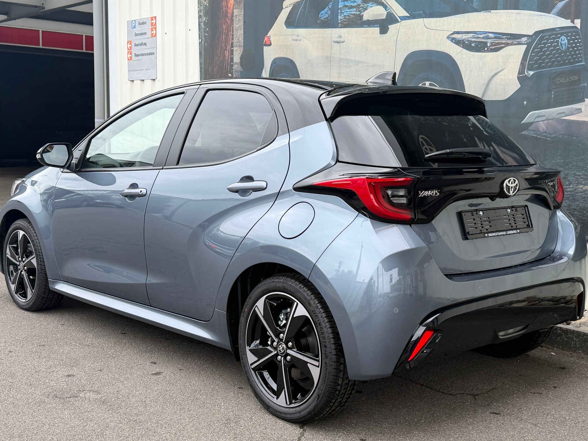 TOYOTA Yaris 1.5 Premium e-CVT-image-4