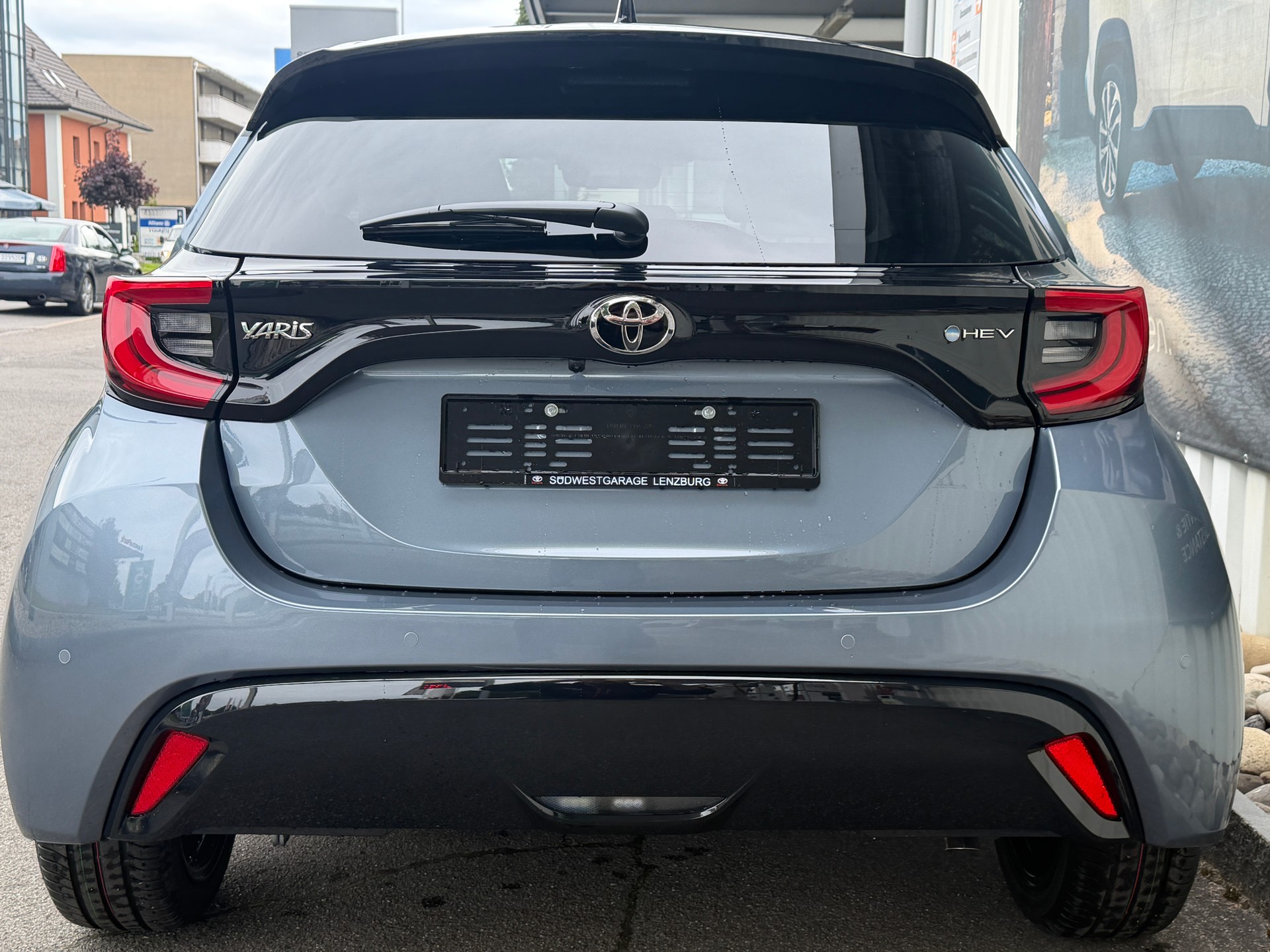 TOYOTA Yaris 1.5 Premium e-CVT-image-5