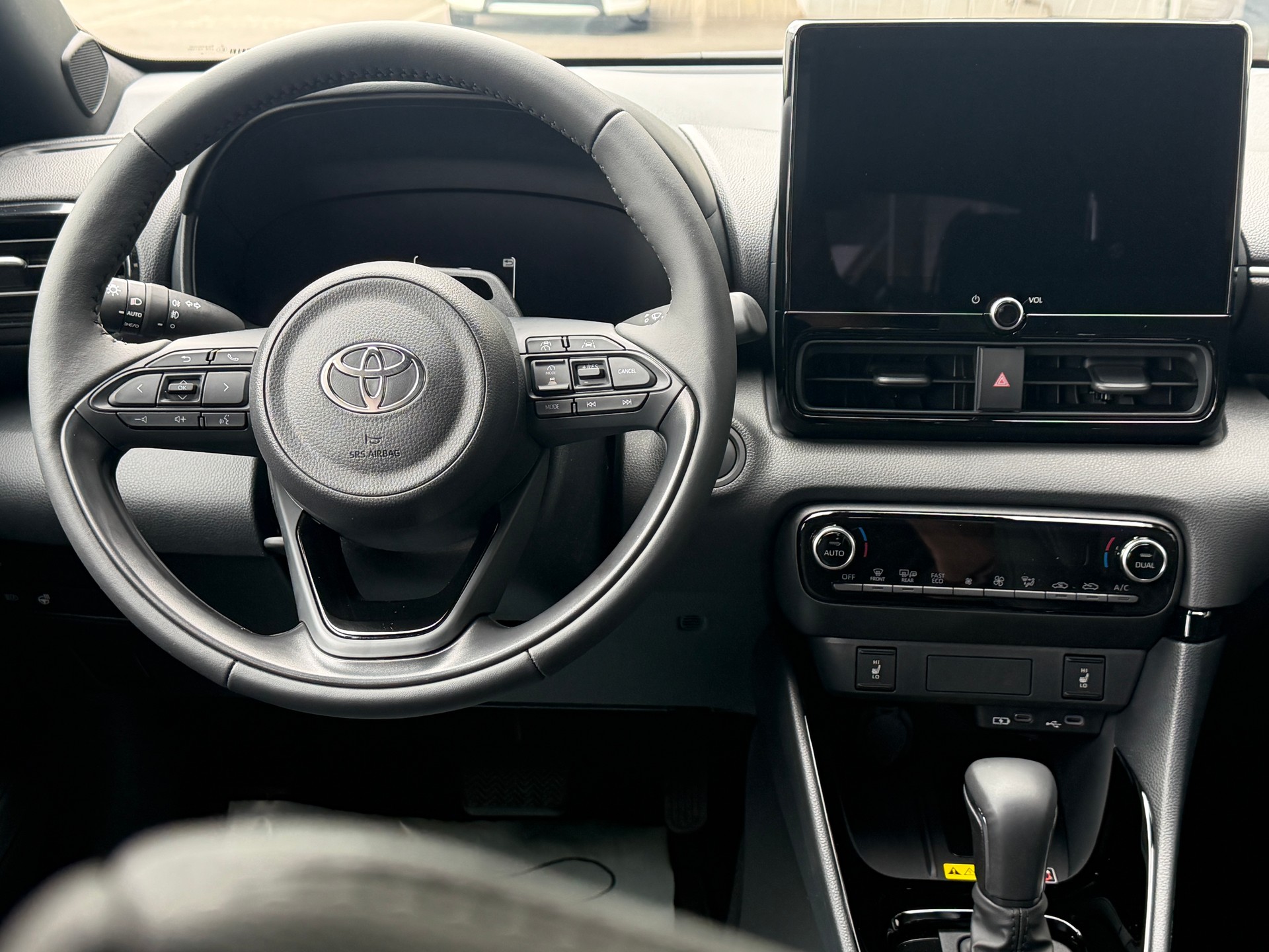 TOYOTA Yaris 1.5 Premium e-CVT-image-8