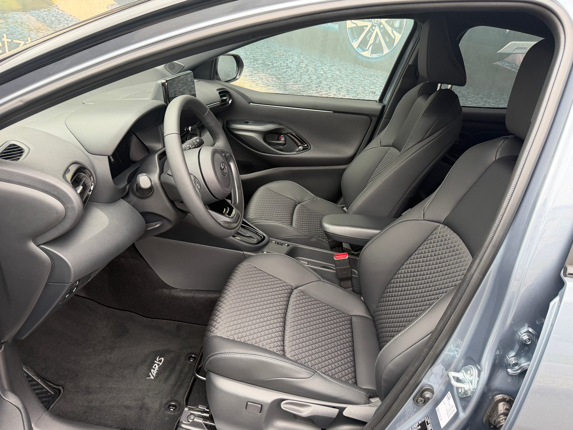 TOYOTA Yaris 1.5 Premium e-CVT-image-9