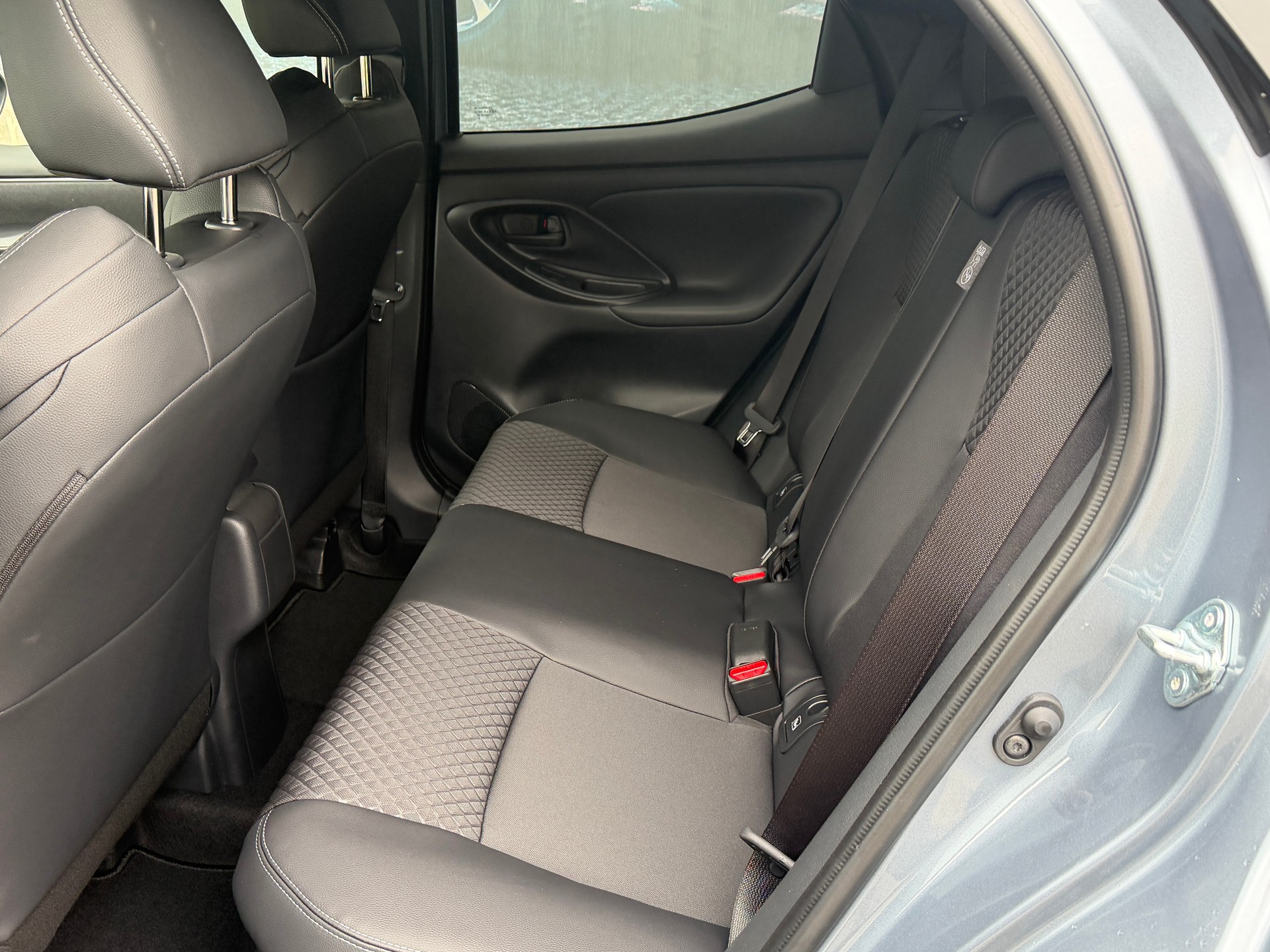 TOYOTA Yaris 1.5 Premium e-CVT-image-7