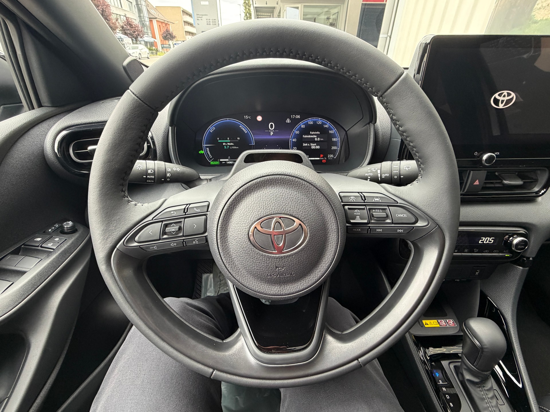TOYOTA Yaris 1.5 Premium e-CVT-image-13
