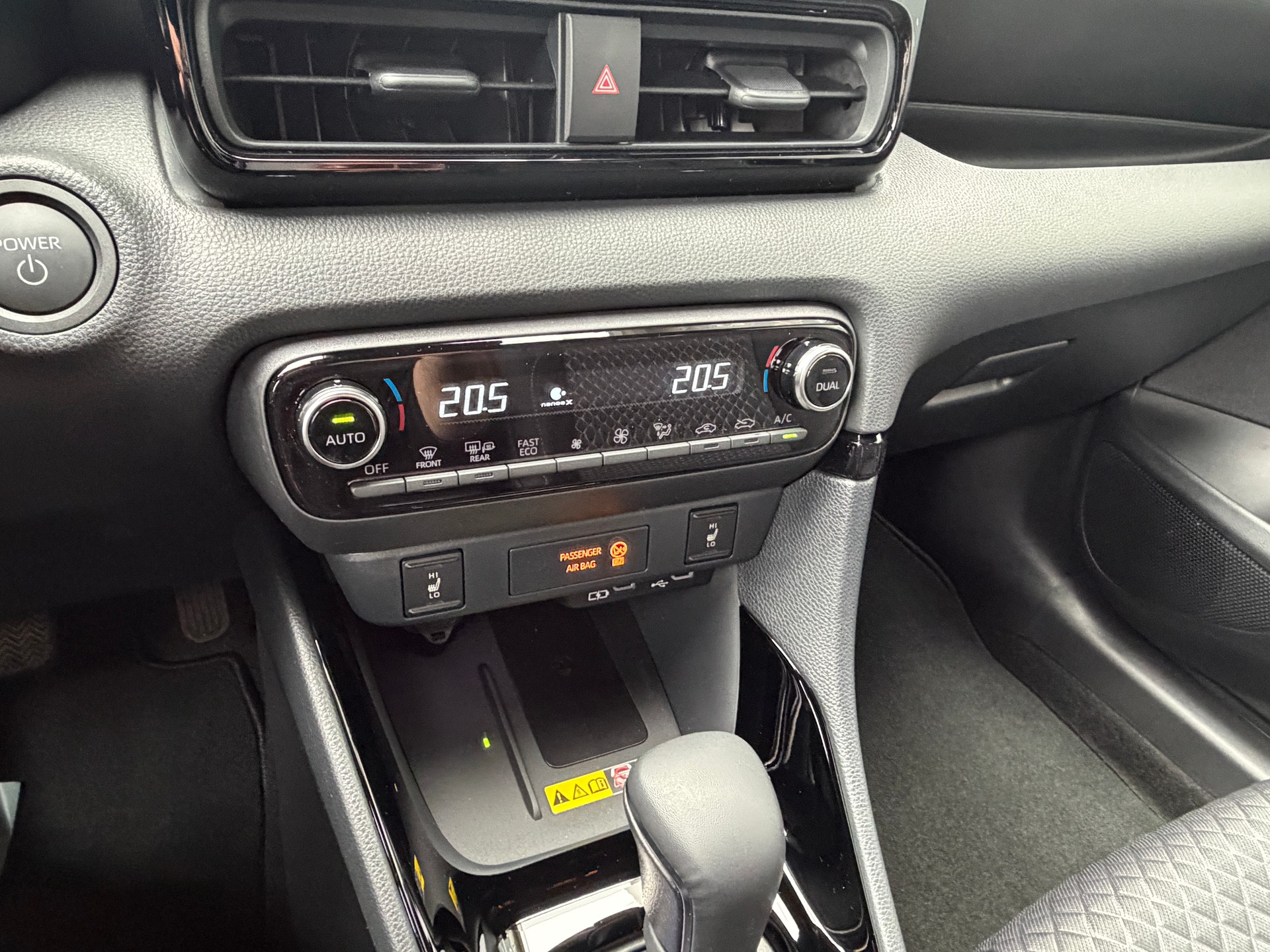 TOYOTA Yaris 1.5 Premium e-CVT-image-14