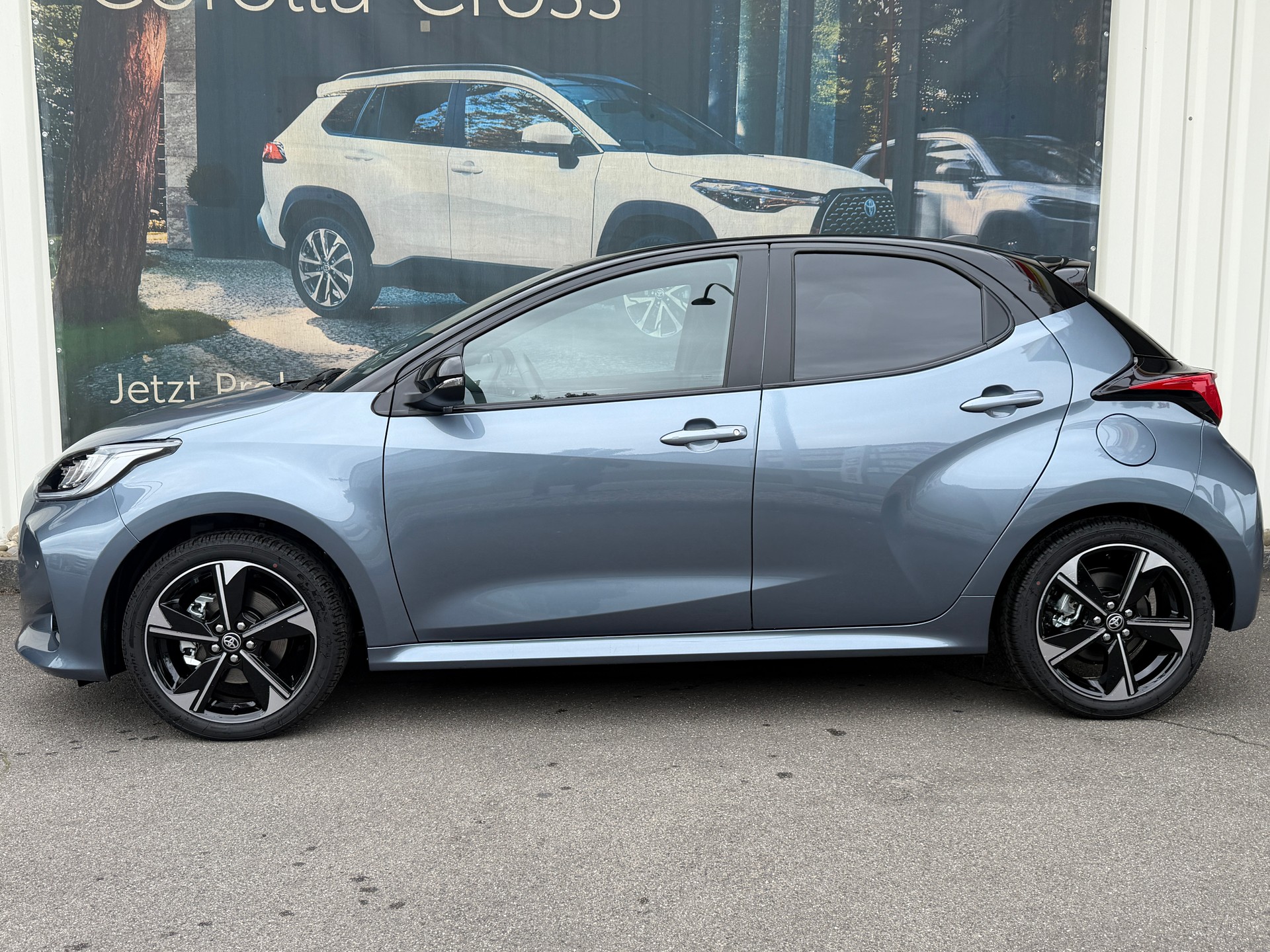 TOYOTA Yaris 1.5 Premium e-CVT-showroom-element-1