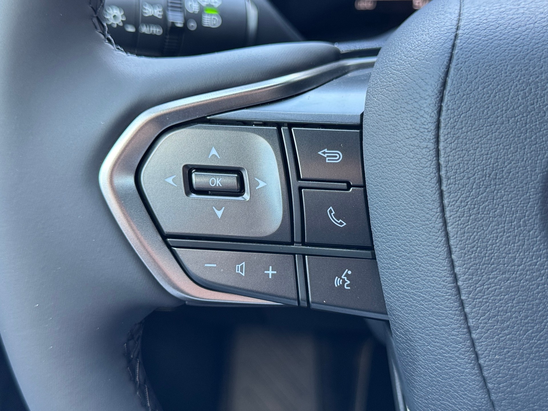 LEXUS LBX FWD Impression CVT-image-16