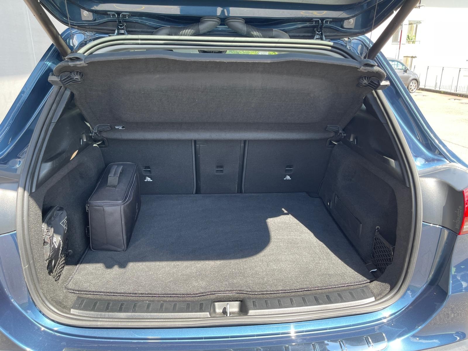 MERCEDES-BENZ EQA 300 AMG Line 4Matic-image-3
