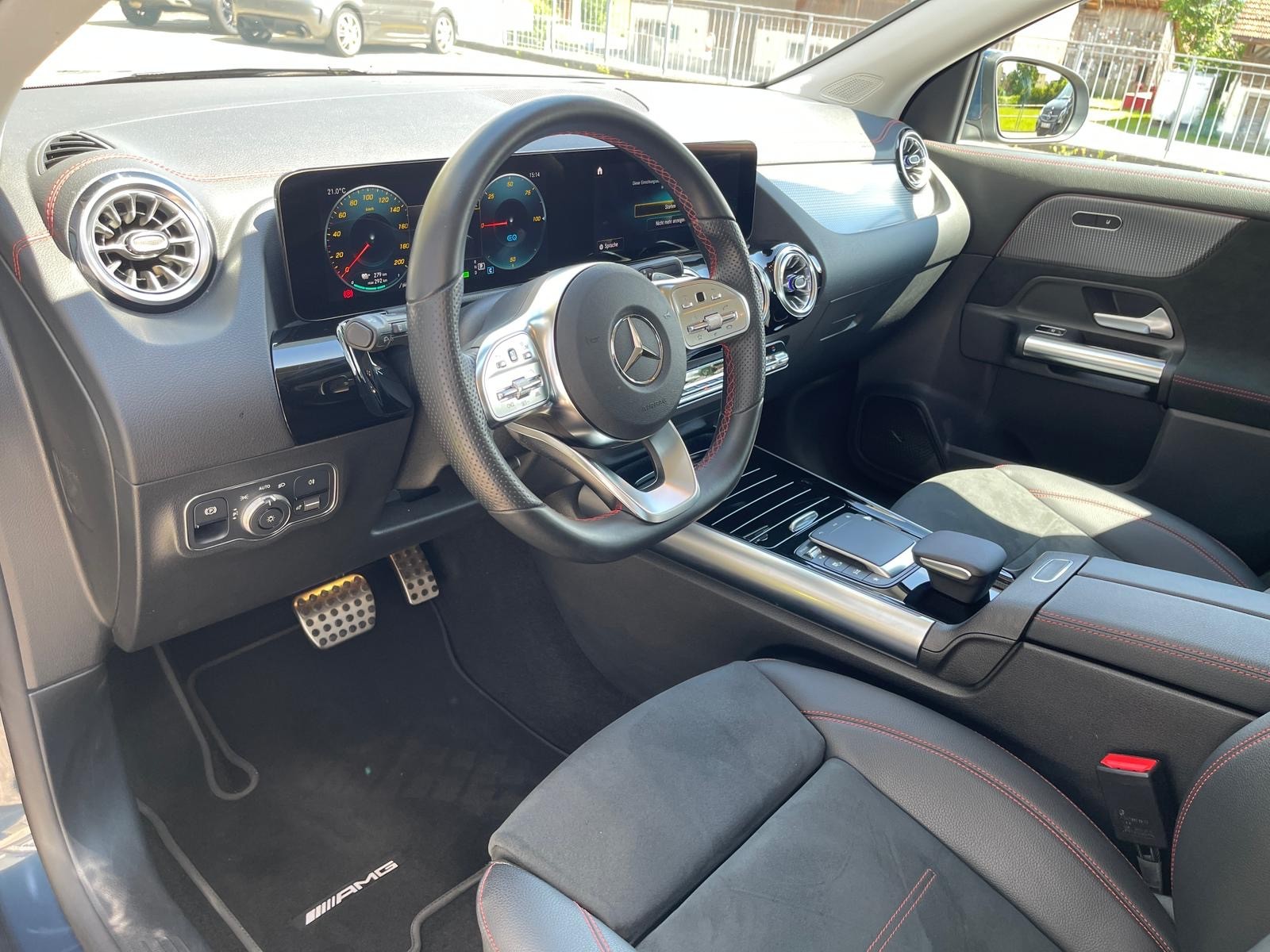 MERCEDES-BENZ EQA 300 AMG Line 4Matic-image-4
