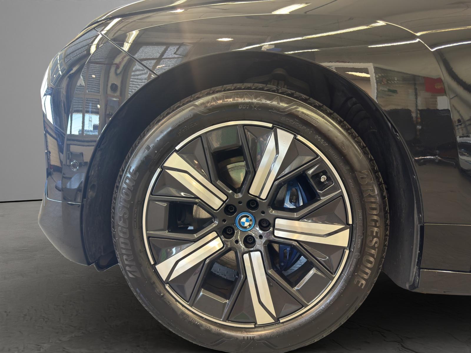 BMW iX xDrive40-image-5