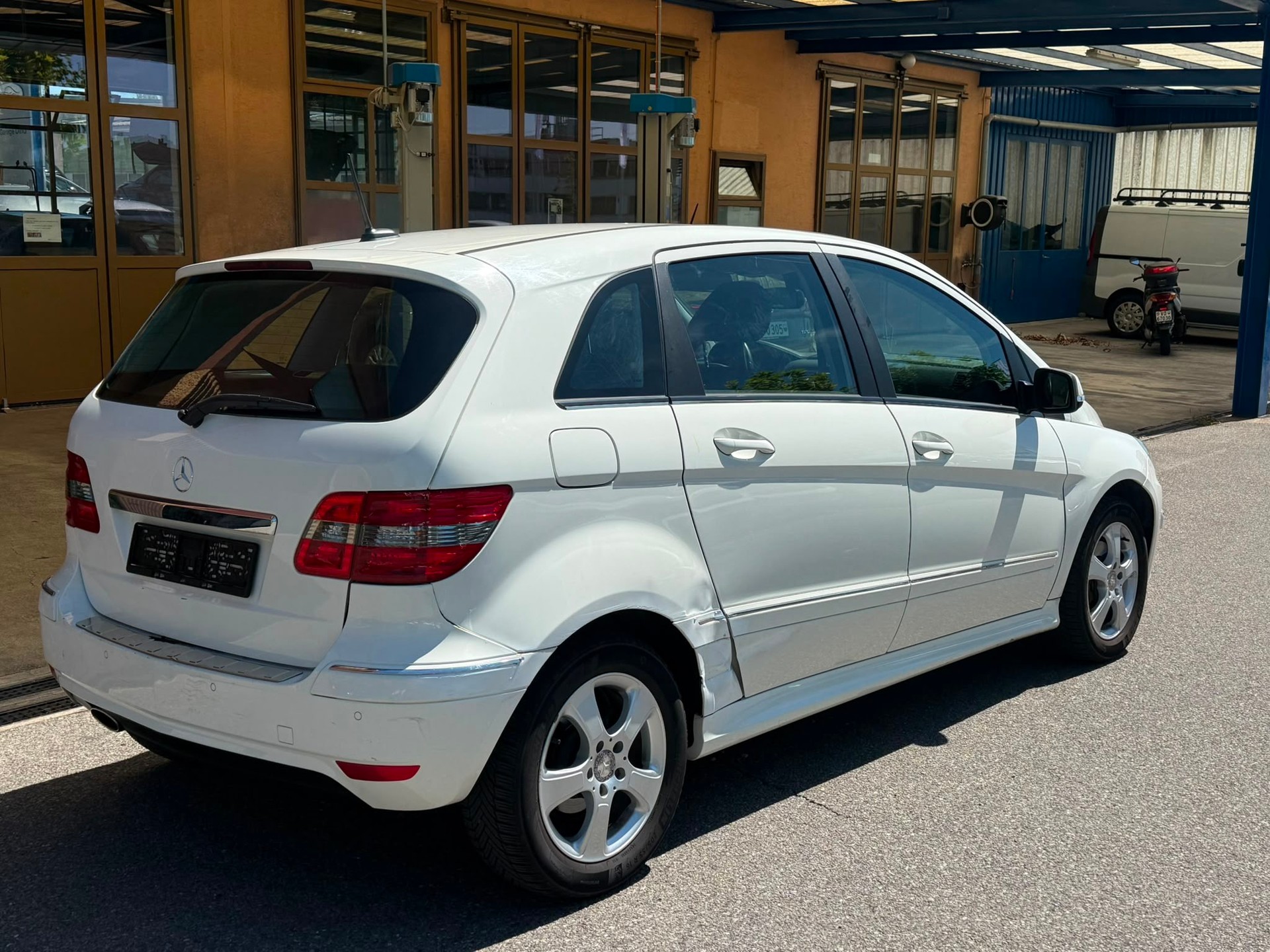 MERCEDES-BENZ B 200-image-6