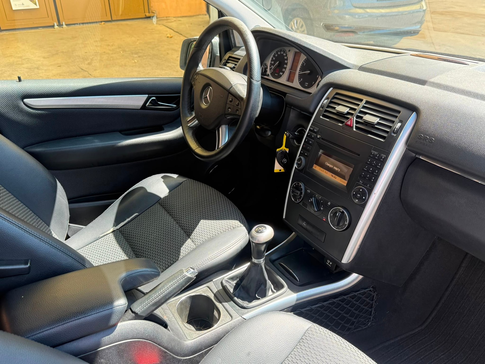 MERCEDES-BENZ B 200-image-9