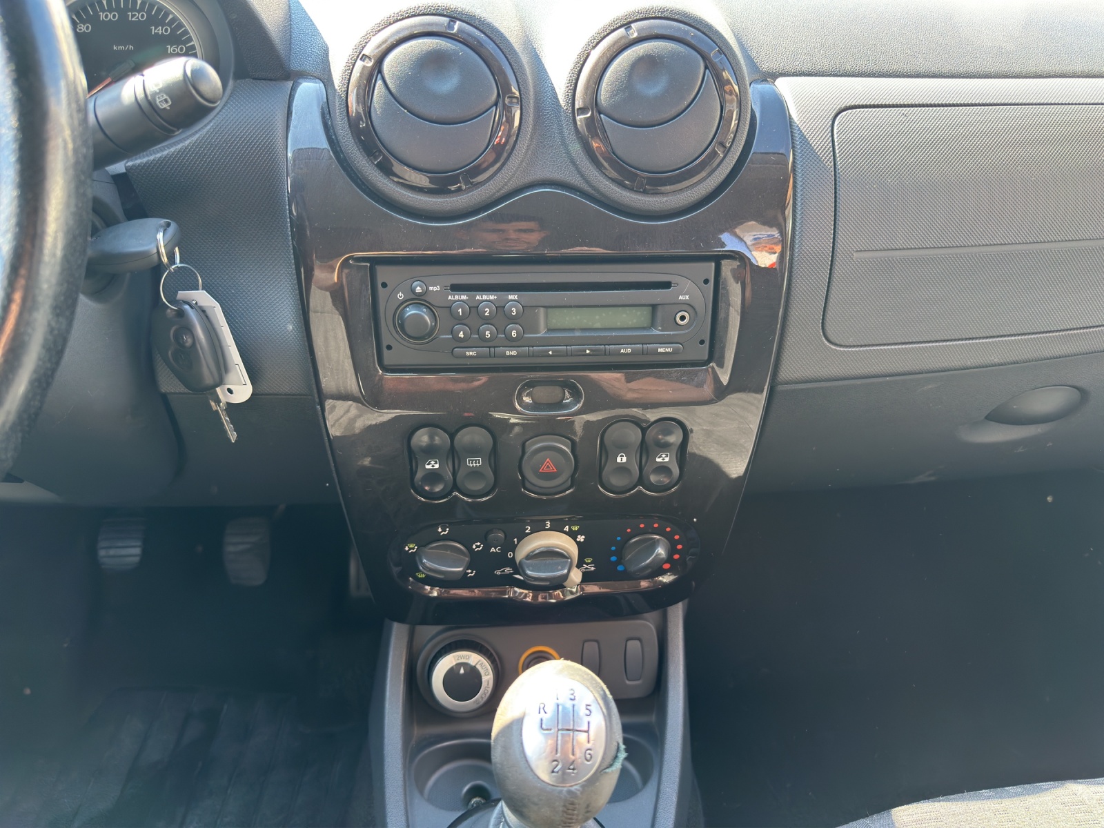 DACIA Duster 1.6 Lauréate 4x4-image-11