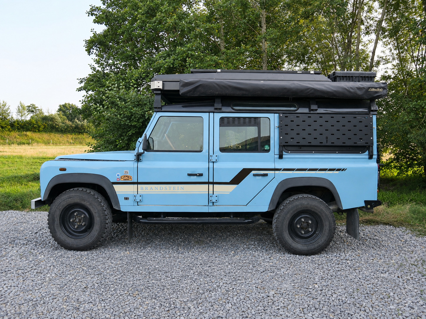 LAND ROVER DEFENDER-showroom-element-1