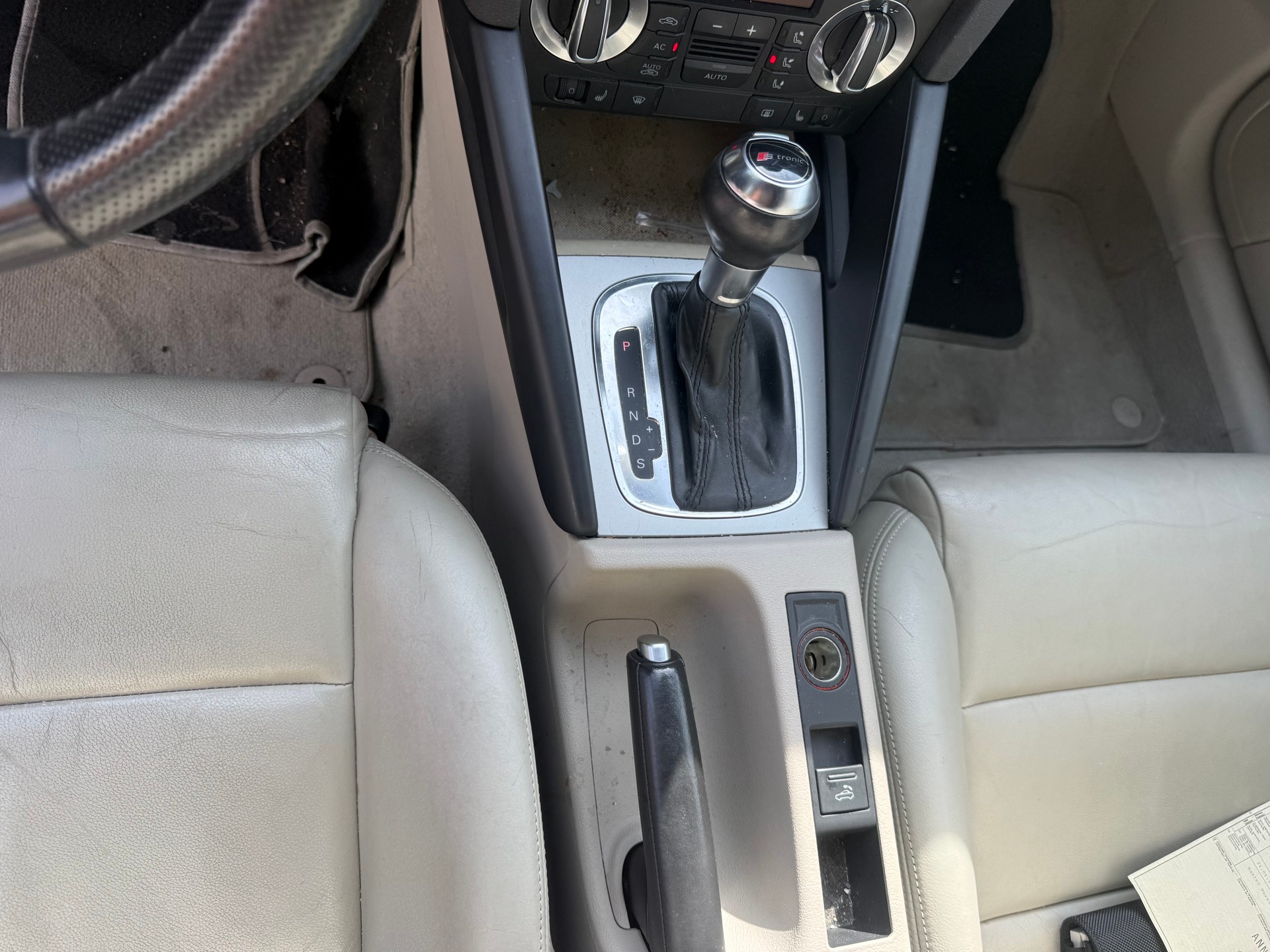 AUDI A3 Cabriolet 1.8 TFSI Attraction S-tronic-image-8