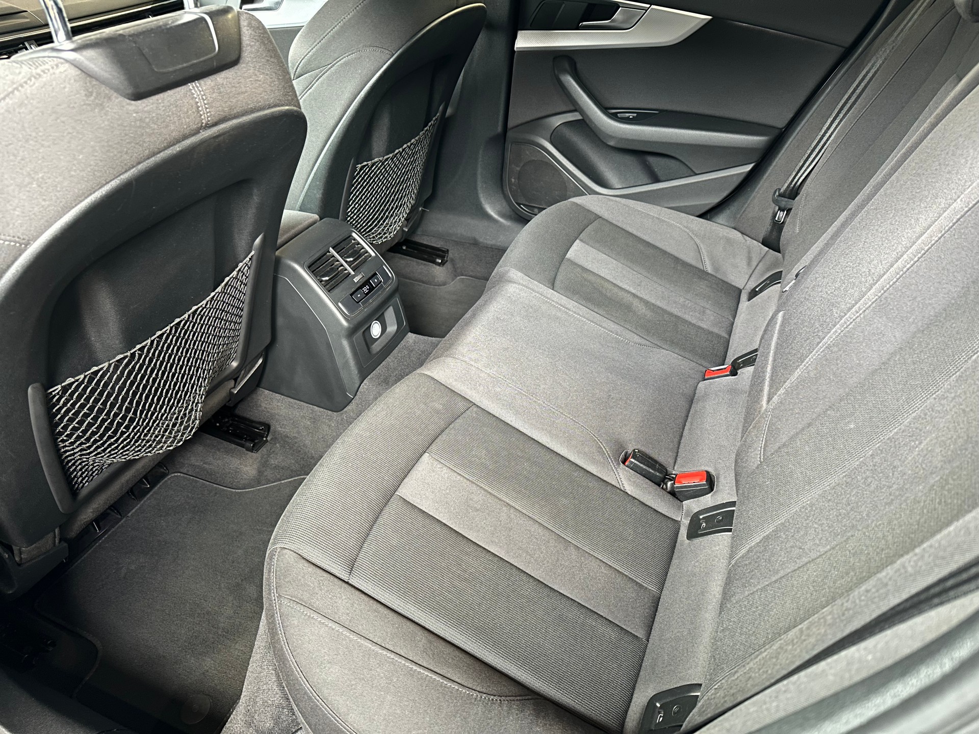 AUDI A4 Avant 2.0 TDI S-tronic-image-10