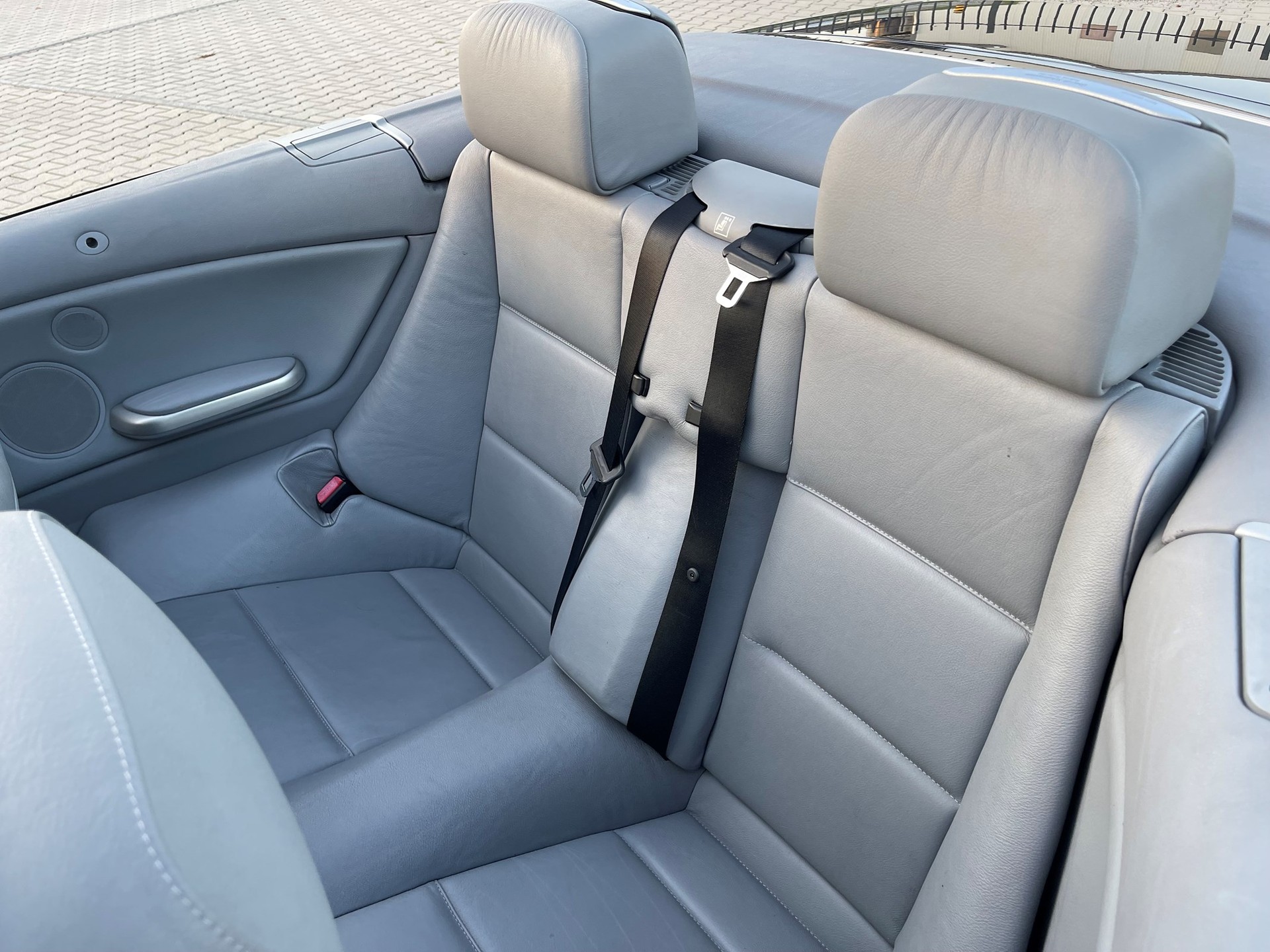 BMW 320Ci Cabriolet-image-12