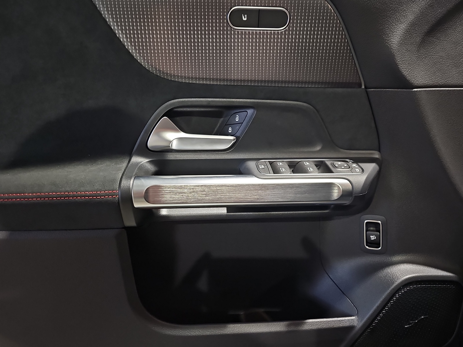 MERCEDES-BENZ EQB 300 4Matic Swiss Star-image-12
