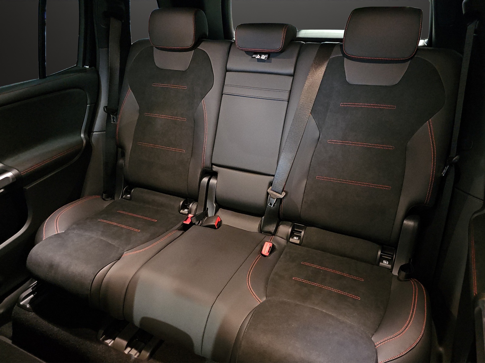 MERCEDES-BENZ EQB 300 4Matic Swiss Star-image-13