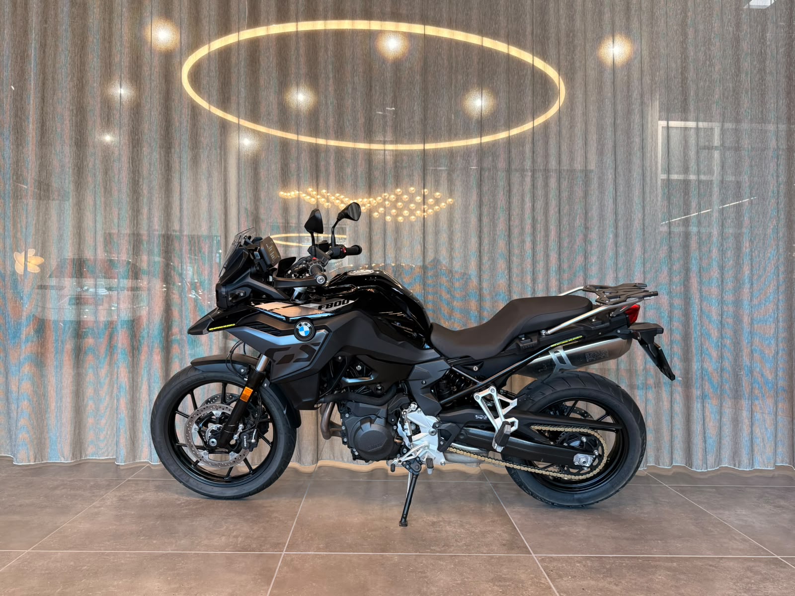 BMW F 800 GS Triple Black mit 35 kW und Tieferlegung ab Werk-showroom-element-3