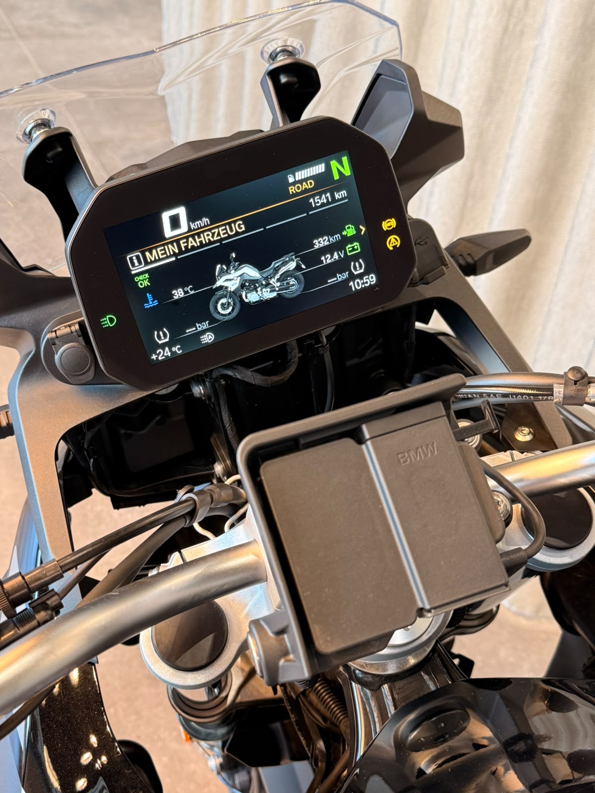 BMW F 800 GS Triple Black mit 35 kW und Tieferlegung ab Werk-image-10