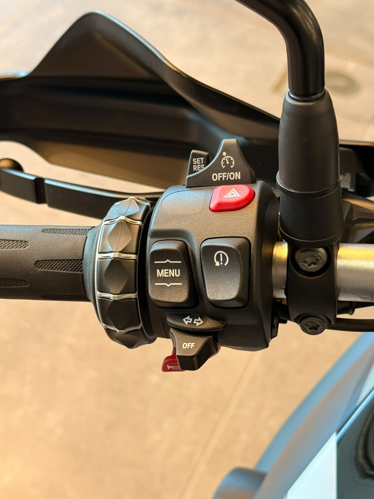 BMW F 800 GS Triple Black mit 35 kW und Tieferlegung ab Werk-image-8