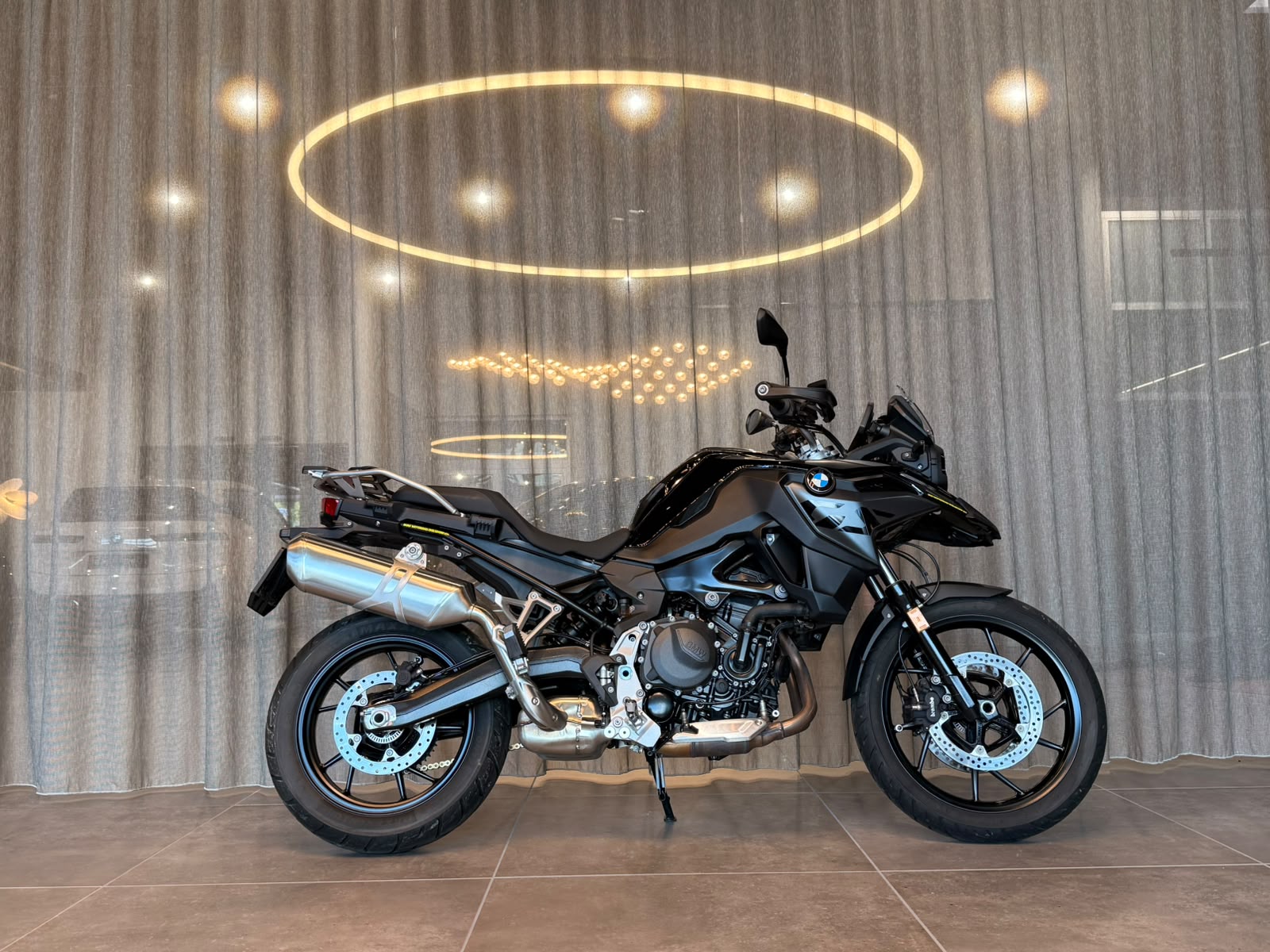 BMW F 800 GS Triple Black mit 35 kW und Tieferlegung ab Werk