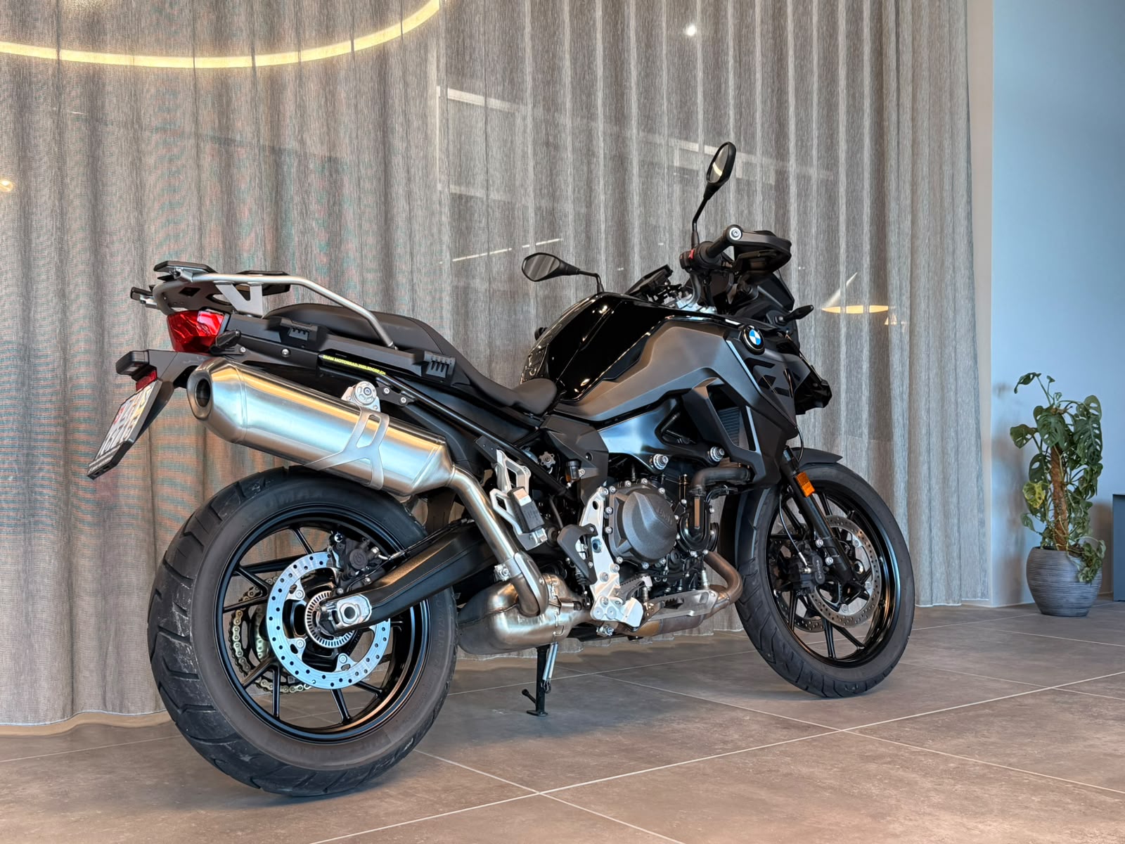 BMW F 800 GS Triple Black mit 35 kW und Tieferlegung ab Werk-showroom-element-1
