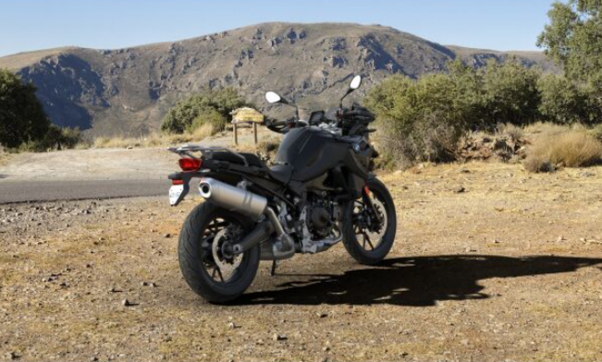 BMW F 800 GS Triple Black mit 35 kW und Tieferlegung ab Werk-image-1