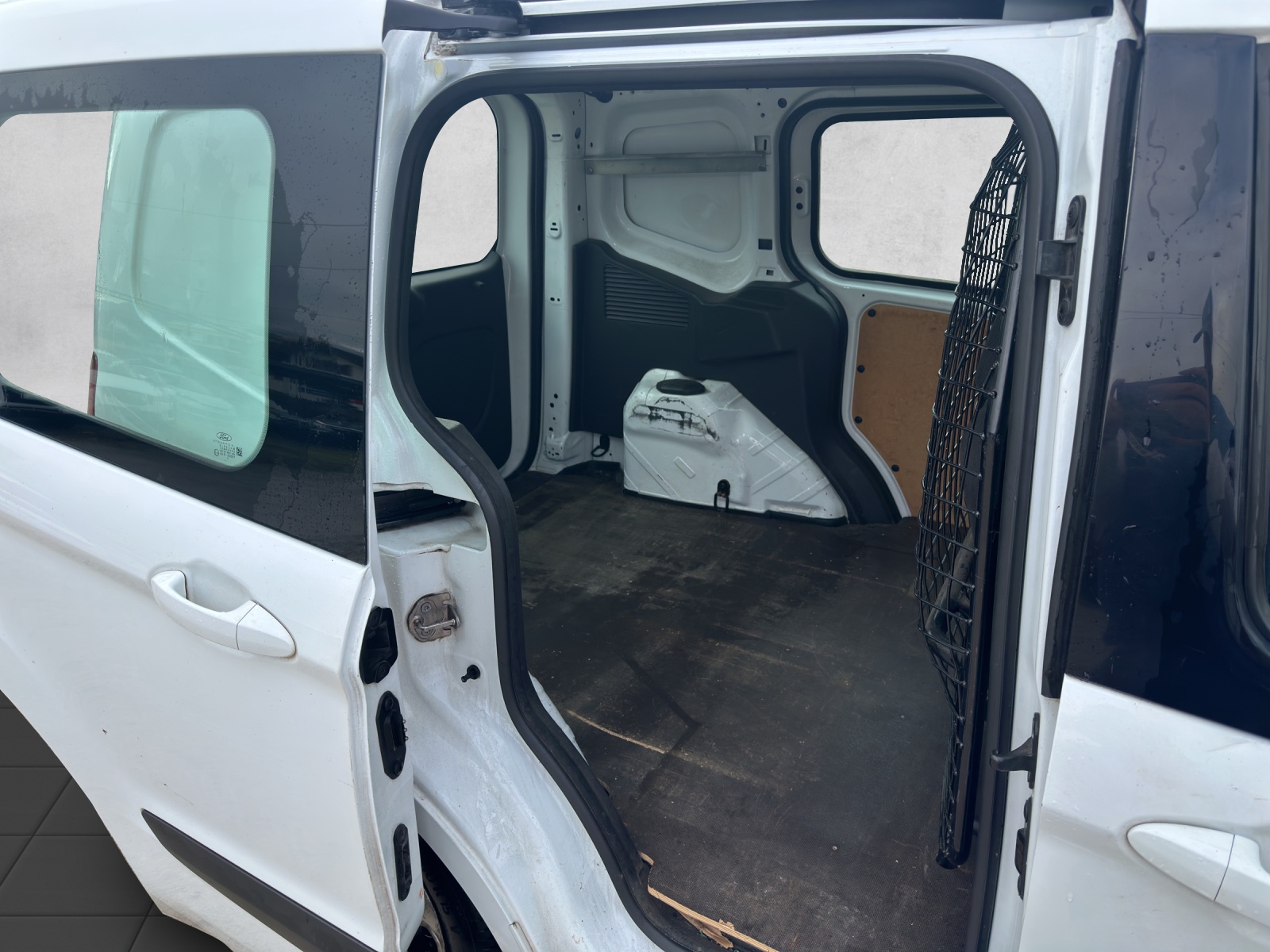 FORD Transit Courier Van 1.0 EcoBoost Trend-image-16