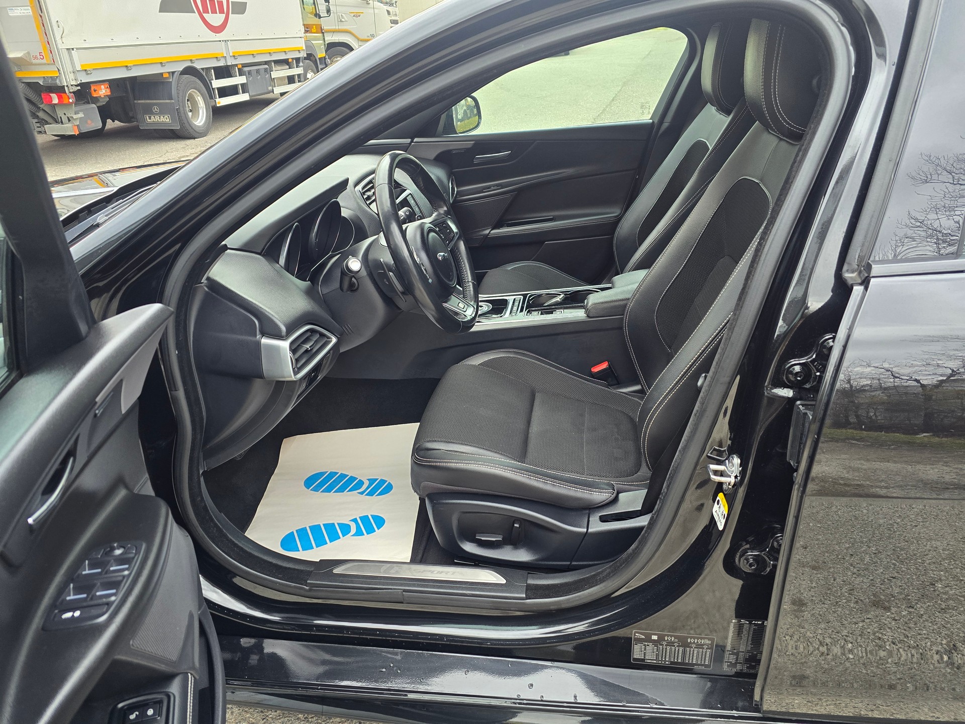 JAGUAR XE 20d Portfolio AWD Automat-image-12