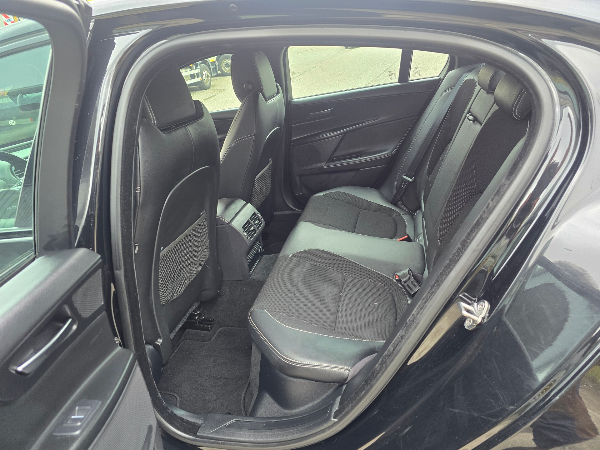 JAGUAR XE 20d Portfolio AWD Automat-image-15