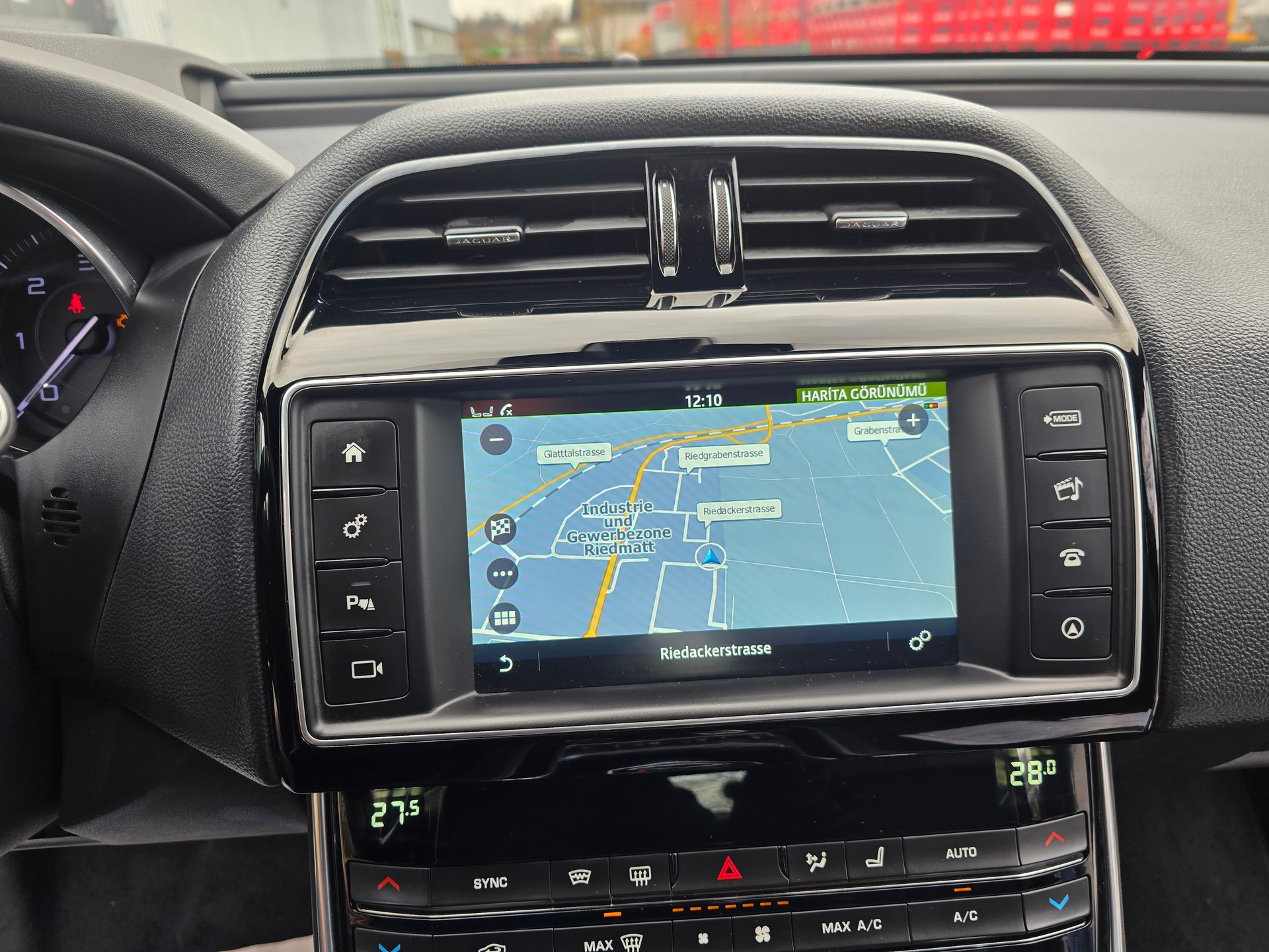 JAGUAR XE 20d Portfolio AWD Automat-image-26