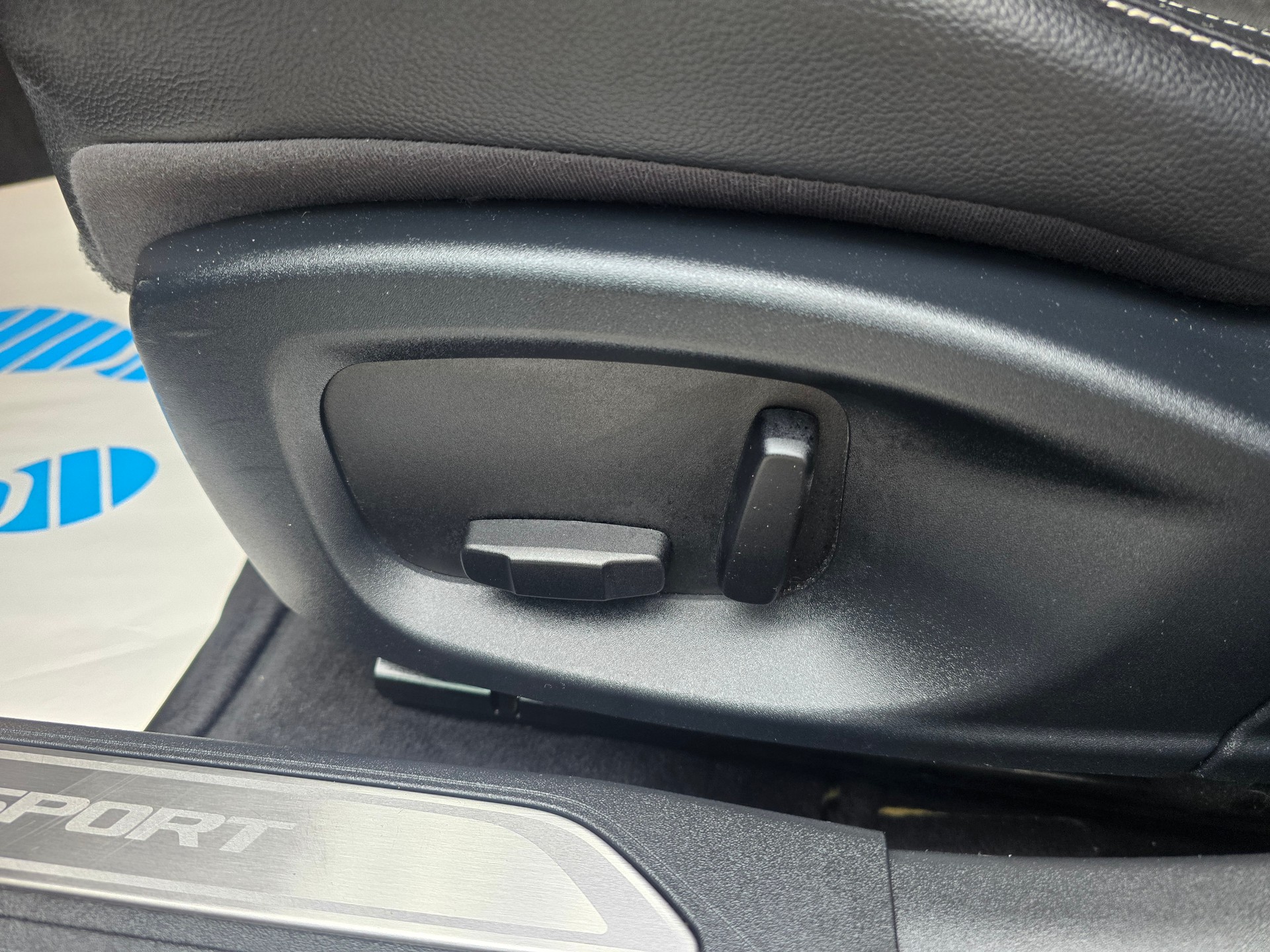JAGUAR XE 20d Portfolio AWD Automat-image-19