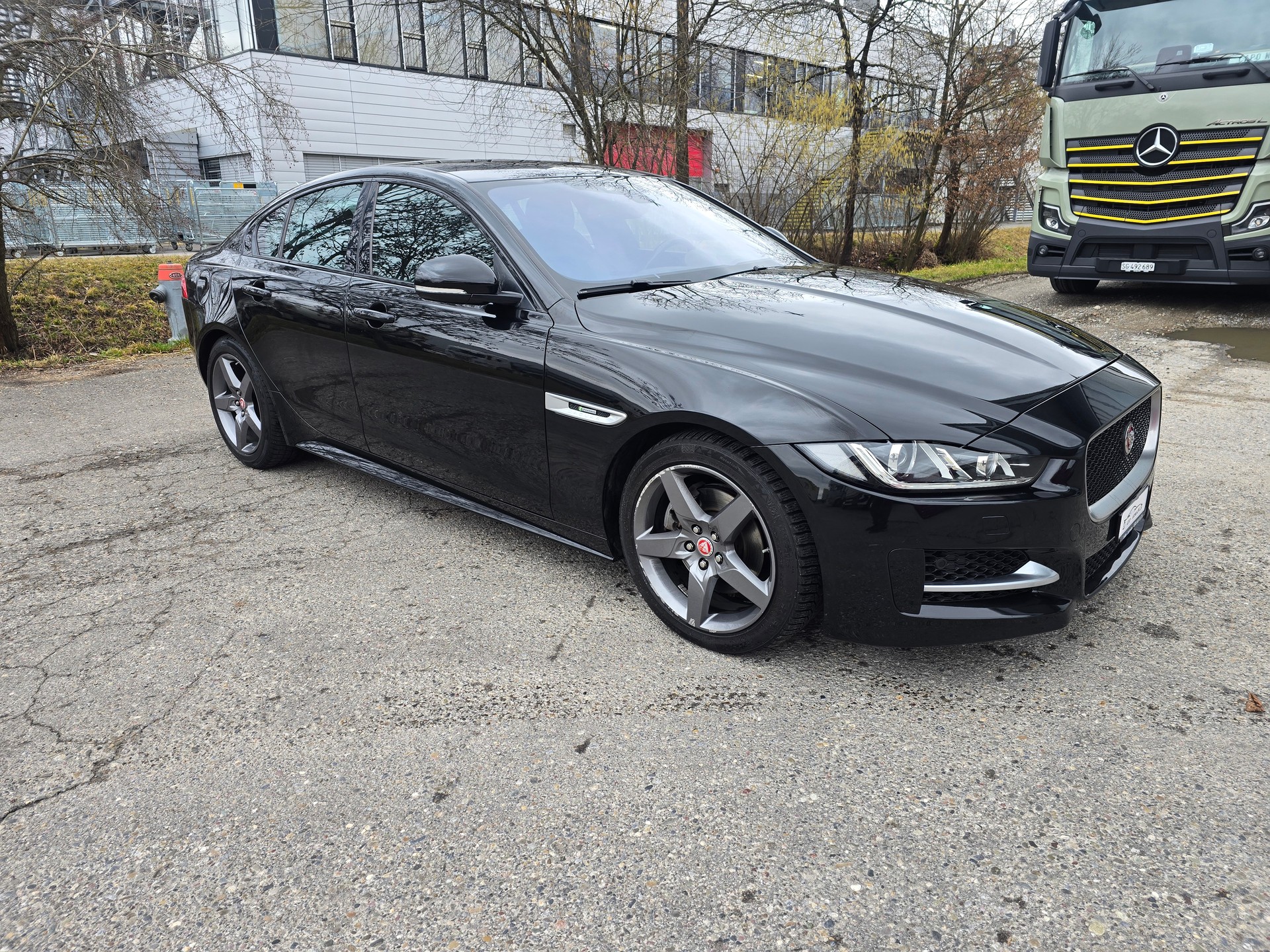 JAGUAR XE 20d Portfolio AWD Automat-showroom-element-2