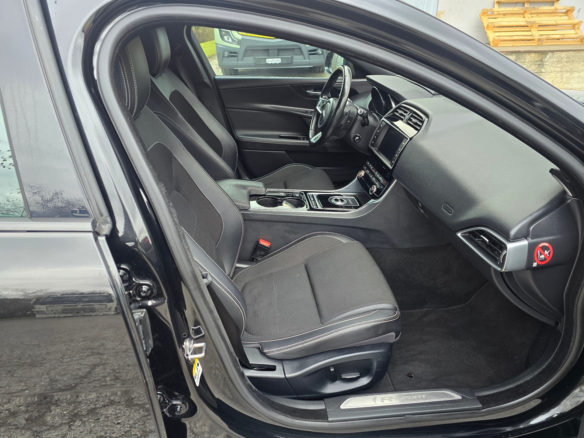 JAGUAR XE 20d Portfolio AWD Automat-image-10