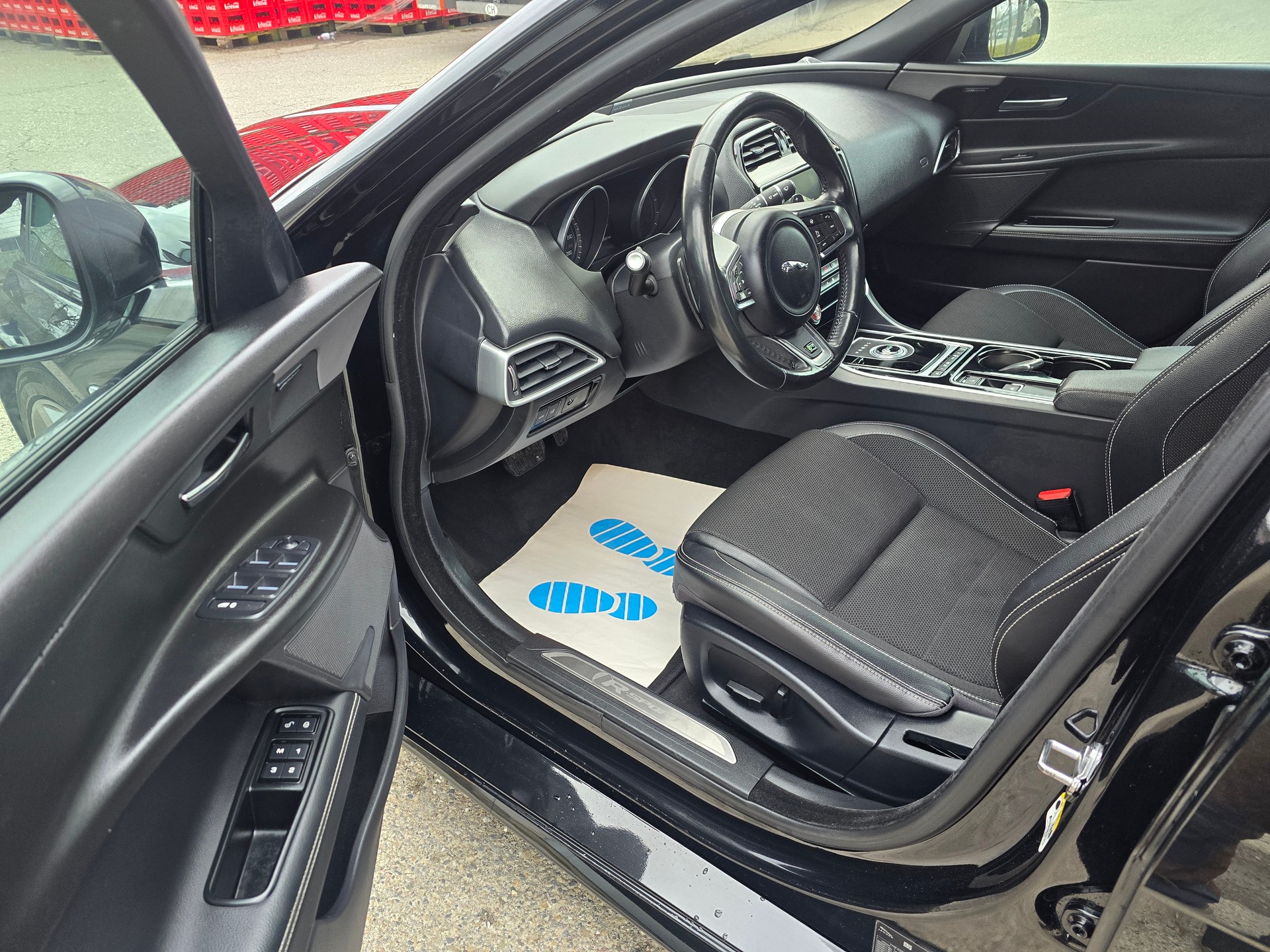 JAGUAR XE 20d Portfolio AWD Automat-image-13